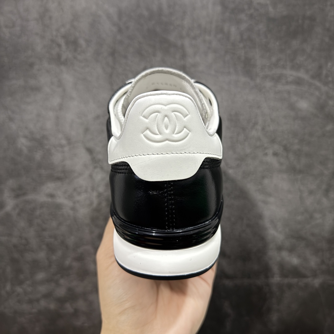 图片[4]-【佛山超A版】CHANEL 24A 25S油蜡皮 德训鞋圆头系带运动鞋 黑色 绒面小牛皮 圆头系带 平底 低帮 生活休闲鞋 经典款 爆款 顶级渠道货 市场最强没有之一 区别市面任意版本 原厂细腻牛皮 质感满分 细节非常完美 高端货 欢迎对比 原版购入开发 做货 小香最新隐藏款网球鞋软菱格纹 柔软小羊皮配搭大鞋舌和经典双C logo 满满的复古感又是最最最百搭的黑白配色 coco女孩必入的一款休闲鞋 鞋底碎钉设计 超级柔软 ▪️ 面料：原版定制小羊皮菱格纹 ▪️ 内里：进口定制羊皮+网里 ▪️ 鞋底：原版开模碎钉橡胶材质 ▪️ 尺码： 35- 45-选品中心