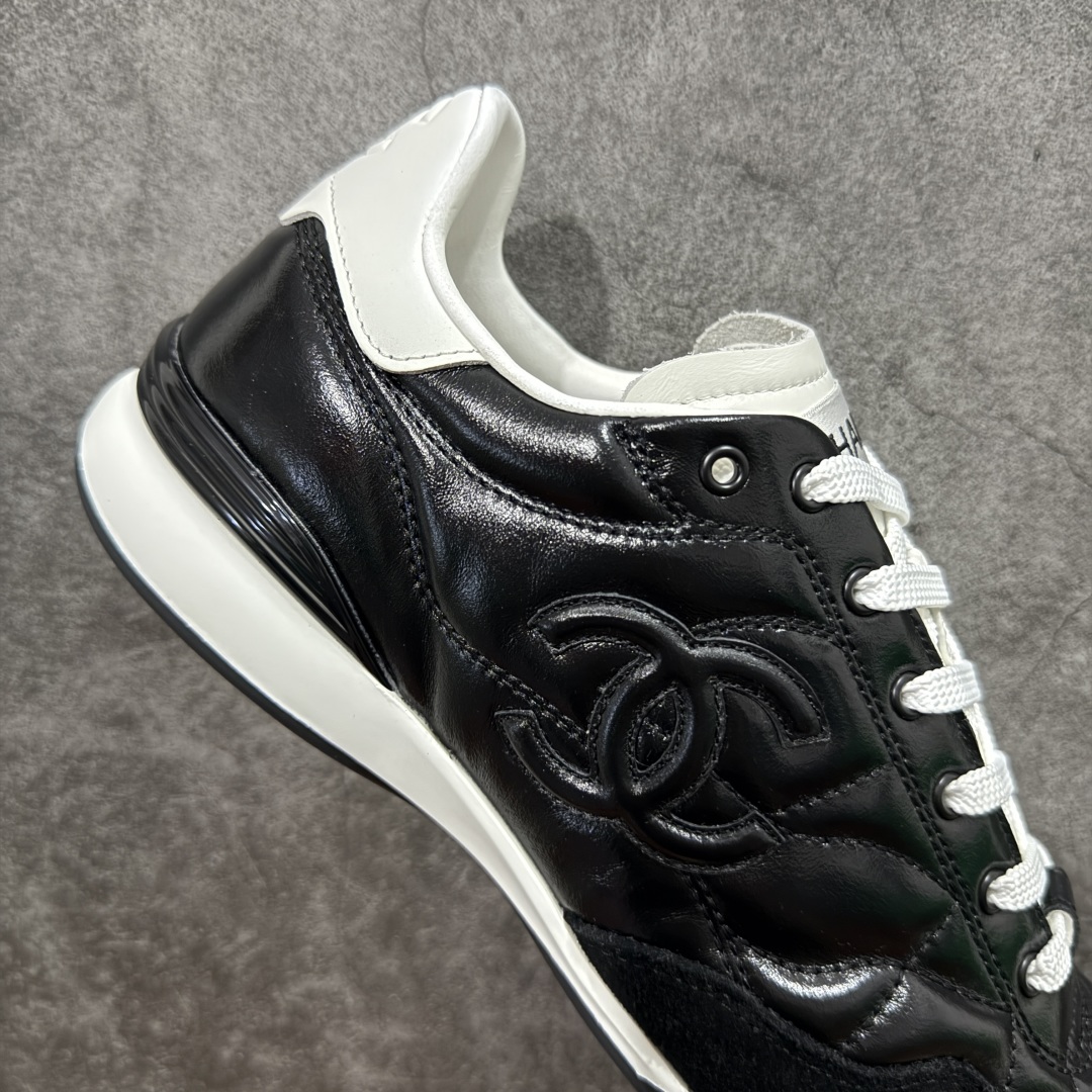 图片[7]-【佛山超A版】CHANEL 24A 25S油蜡皮 德训鞋圆头系带运动鞋 黑色 绒面小牛皮 圆头系带 平底 低帮 生活休闲鞋 经典款 爆款 顶级渠道货 市场最强没有之一 区别市面任意版本 原厂细腻牛皮 质感满分 细节非常完美 高端货 欢迎对比 原版购入开发 做货 小香最新隐藏款网球鞋软菱格纹 柔软小羊皮配搭大鞋舌和经典双C logo 满满的复古感又是最最最百搭的黑白配色 coco女孩必入的一款休闲鞋 鞋底碎钉设计 超级柔软 ▪️ 面料：原版定制小羊皮菱格纹 ▪️ 内里：进口定制羊皮+网里 ▪️ 鞋底：原版开模碎钉橡胶材质 ▪️ 尺码： 35- 45-选品中心