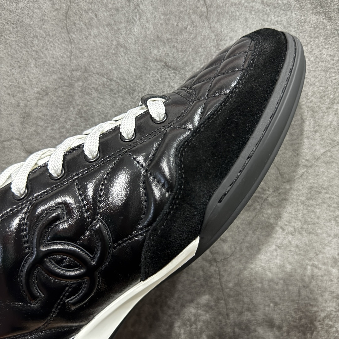 图片[6]-【佛山超A版】CHANEL 24A 25S油蜡皮 德训鞋圆头系带运动鞋 黑色 绒面小牛皮 圆头系带 平底 低帮 生活休闲鞋 经典款 爆款 顶级渠道货 市场最强没有之一 区别市面任意版本 原厂细腻牛皮 质感满分 细节非常完美 高端货 欢迎对比 原版购入开发 做货 小香最新隐藏款网球鞋软菱格纹 柔软小羊皮配搭大鞋舌和经典双C logo 满满的复古感又是最最最百搭的黑白配色 coco女孩必入的一款休闲鞋 鞋底碎钉设计 超级柔软 ▪️ 面料：原版定制小羊皮菱格纹 ▪️ 内里：进口定制羊皮+网里 ▪️ 鞋底：原版开模碎钉橡胶材质 ▪️ 尺码： 35- 45-选品中心