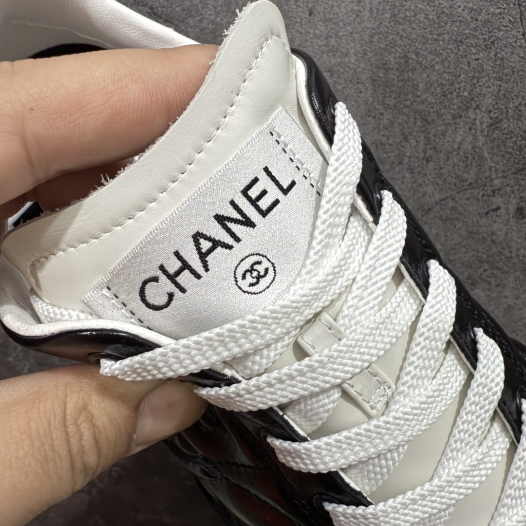 图片[5]-【佛山超A版】CHANEL 24A 25S油蜡皮 德训鞋圆头系带运动鞋 黑色 绒面小牛皮 圆头系带 平底 低帮 生活休闲鞋 经典款 爆款 顶级渠道货 市场最强没有之一 区别市面任意版本 原厂细腻牛皮 质感满分 细节非常完美 高端货 欢迎对比 原版购入开发 做货 小香最新隐藏款网球鞋软菱格纹 柔软小羊皮配搭大鞋舌和经典双C logo 满满的复古感又是最最最百搭的黑白配色 coco女孩必入的一款休闲鞋 鞋底碎钉设计 超级柔软 ▪️ 面料：原版定制小羊皮菱格纹 ▪️ 内里：进口定制羊皮+网里 ▪️ 鞋底：原版开模碎钉橡胶材质 ▪️ 尺码： 35- 45-选品中心