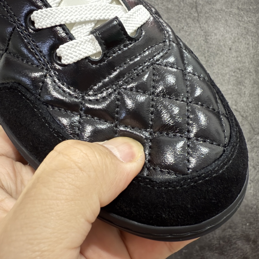 图片[4]-【佛山超A版】CHANEL 24A 25S油蜡皮 德训鞋圆头系带运动鞋 黑色 绒面小牛皮 圆头系带 平底 低帮 生活休闲鞋 经典款 爆款 顶级渠道货 市场最强没有之一 区别市面任意版本 原厂细腻牛皮 质感满分 细节非常完美 高端货 欢迎对比 原版购入开发 做货 小香最新隐藏款网球鞋软菱格纹 柔软小羊皮配搭大鞋舌和经典双C logo 满满的复古感又是最最最百搭的黑白配色 coco女孩必入的一款休闲鞋 鞋底碎钉设计 超级柔软 ▪️ 面料：原版定制小羊皮菱格纹 ▪️ 内里：进口定制羊皮+网里 ▪️ 鞋底：原版开模碎钉橡胶材质 ▪️ 尺码： 35- 45-选品中心