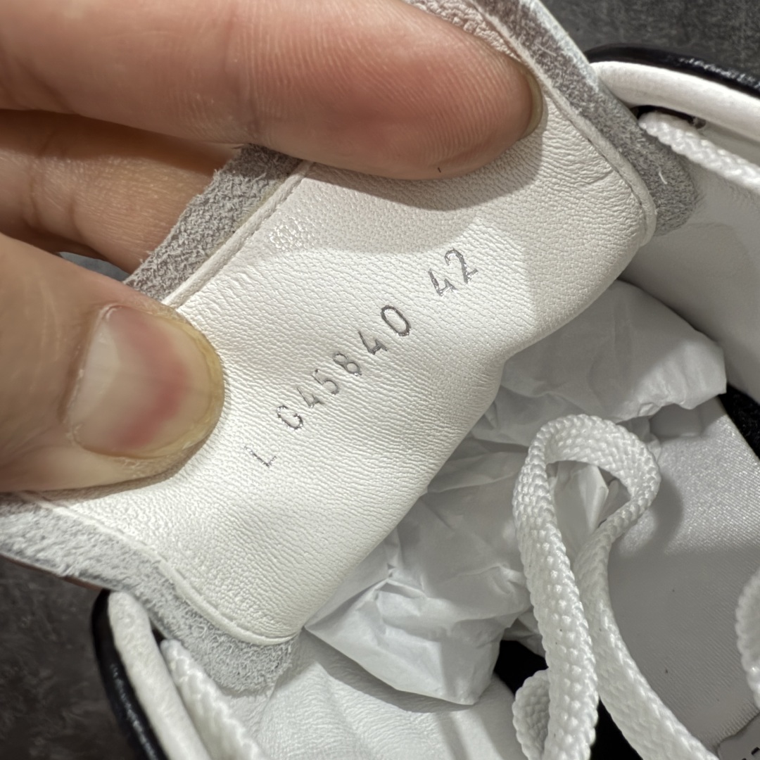 图片[6]-【佛山超A版】CHANEL 24A 25S油蜡皮 德训鞋圆头系带运动鞋 黑色 绒面小牛皮 圆头系带 平底 低帮 生活休闲鞋 经典款 爆款 顶级渠道货 市场最强没有之一 区别市面任意版本 原厂细腻牛皮 质感满分 细节非常完美 高端货 欢迎对比 原版购入开发 做货 小香最新隐藏款网球鞋软菱格纹 柔软小羊皮配搭大鞋舌和经典双C logo 满满的复古感又是最最最百搭的黑白配色 coco女孩必入的一款休闲鞋 鞋底碎钉设计 超级柔软 ▪️ 面料：原版定制小羊皮菱格纹 ▪️ 内里：进口定制羊皮+网里 ▪️ 鞋底：原版开模碎钉橡胶材质 ▪️ 尺码： 35- 45-选品中心