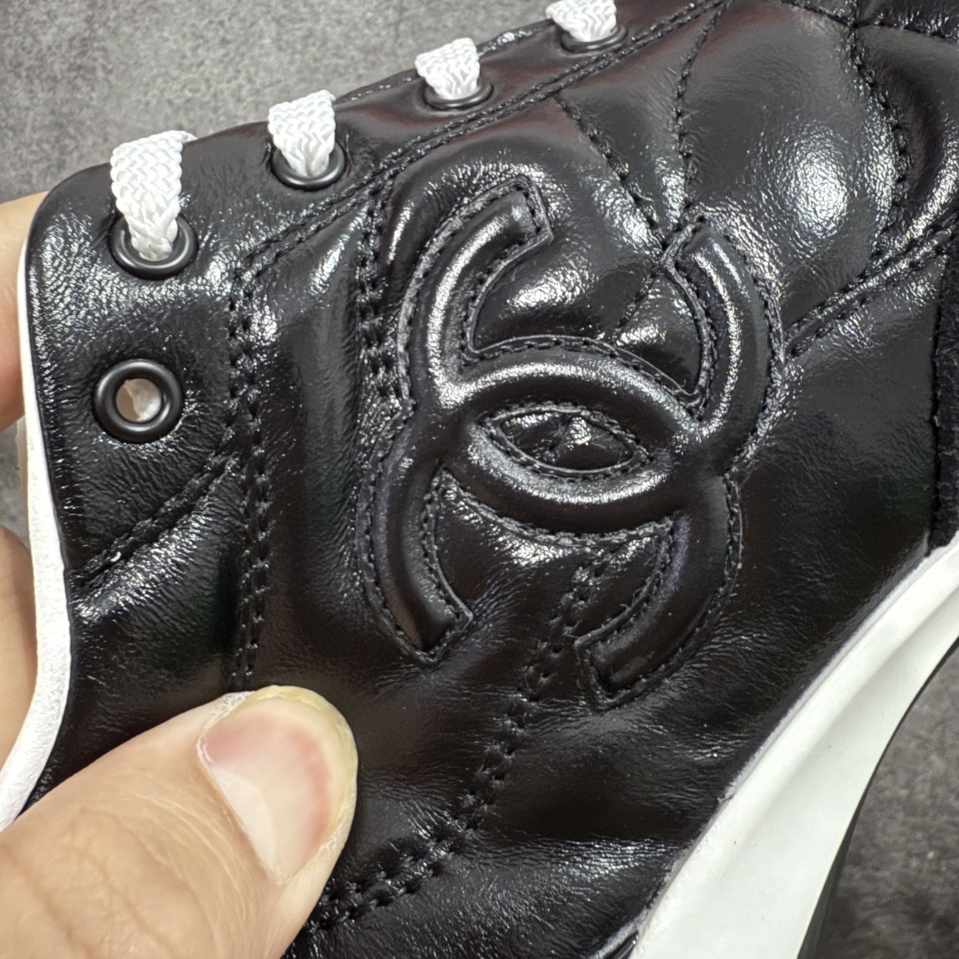 图片[3]-【佛山超A版】CHANEL 24A 25S油蜡皮 德训鞋圆头系带运动鞋 黑色 绒面小牛皮 圆头系带 平底 低帮 生活休闲鞋 经典款 爆款 顶级渠道货 市场最强没有之一 区别市面任意版本 原厂细腻牛皮 质感满分 细节非常完美 高端货 欢迎对比 原版购入开发 做货 小香最新隐藏款网球鞋软菱格纹 柔软小羊皮配搭大鞋舌和经典双C logo 满满的复古感又是最最最百搭的黑白配色 coco女孩必入的一款休闲鞋 鞋底碎钉设计 超级柔软 ▪️ 面料：原版定制小羊皮菱格纹 ▪️ 内里：进口定制羊皮+网里 ▪️ 鞋底：原版开模碎钉橡胶材质 ▪️ 尺码： 35- 45-选品中心