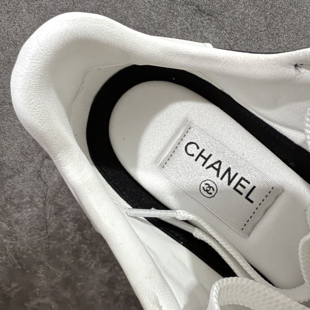 图片[7]-【佛山超A版】CHANEL 24A 25S油蜡皮 德训鞋圆头系带运动鞋 黑色 绒面小牛皮 圆头系带 平底 低帮 生活休闲鞋 经典款 爆款 顶级渠道货 市场最强没有之一 区别市面任意版本 原厂细腻牛皮 质感满分 细节非常完美 高端货 欢迎对比 原版购入开发 做货 小香最新隐藏款网球鞋软菱格纹 柔软小羊皮配搭大鞋舌和经典双C logo 满满的复古感又是最最最百搭的黑白配色 coco女孩必入的一款休闲鞋 鞋底碎钉设计 超级柔软 ▪️ 面料：原版定制小羊皮菱格纹 ▪️ 内里：进口定制羊皮+网里 ▪️ 鞋底：原版开模碎钉橡胶材质 ▪️ 尺码： 35- 45-选品中心
