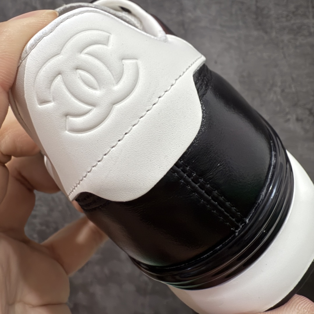 图片[2]-【佛山超A版】CHANEL 24A 25S油蜡皮 德训鞋圆头系带运动鞋 黑色 绒面小牛皮 圆头系带 平底 低帮 生活休闲鞋 经典款 爆款 顶级渠道货 市场最强没有之一 区别市面任意版本 原厂细腻牛皮 质感满分 细节非常完美 高端货 欢迎对比 原版购入开发 做货 小香最新隐藏款网球鞋软菱格纹 柔软小羊皮配搭大鞋舌和经典双C logo 满满的复古感又是最最最百搭的黑白配色 coco女孩必入的一款休闲鞋 鞋底碎钉设计 超级柔软 ▪️ 面料：原版定制小羊皮菱格纹 ▪️ 内里：进口定制羊皮+网里 ▪️ 鞋底：原版开模碎钉橡胶材质 ▪️ 尺码： 35- 45-选品中心