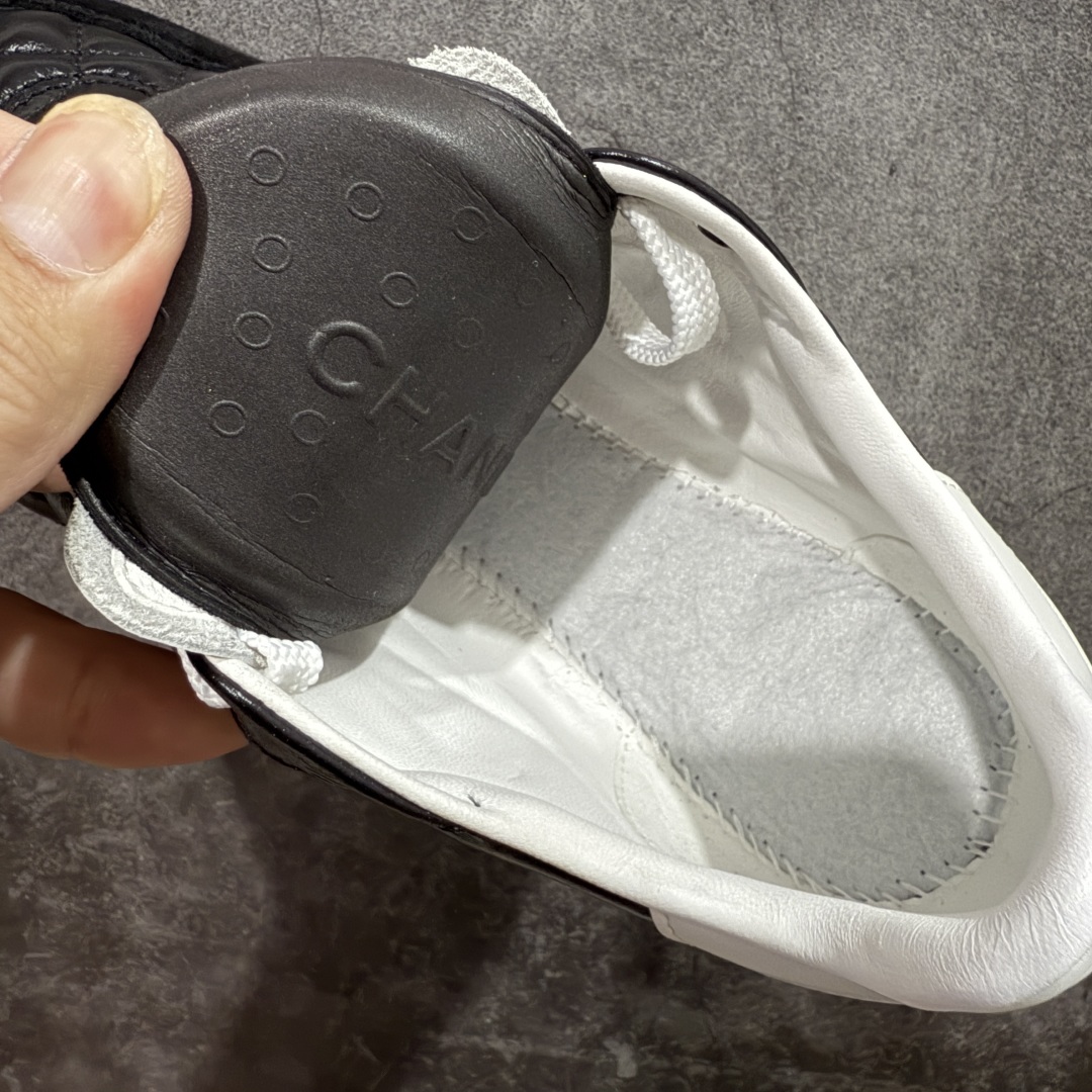 图片[8]-【佛山超A版】CHANEL 24A 25S油蜡皮 德训鞋圆头系带运动鞋 黑色 绒面小牛皮 圆头系带 平底 低帮 生活休闲鞋 经典款 爆款 顶级渠道货 市场最强没有之一 区别市面任意版本 原厂细腻牛皮 质感满分 细节非常完美 高端货 欢迎对比 原版购入开发 做货 小香最新隐藏款网球鞋软菱格纹 柔软小羊皮配搭大鞋舌和经典双C logo 满满的复古感又是最最最百搭的黑白配色 coco女孩必入的一款休闲鞋 鞋底碎钉设计 超级柔软 ▪️ 面料：原版定制小羊皮菱格纹 ▪️ 内里：进口定制羊皮+网里 ▪️ 鞋底：原版开模碎钉橡胶材质 ▪️ 尺码： 35- 45-选品中心