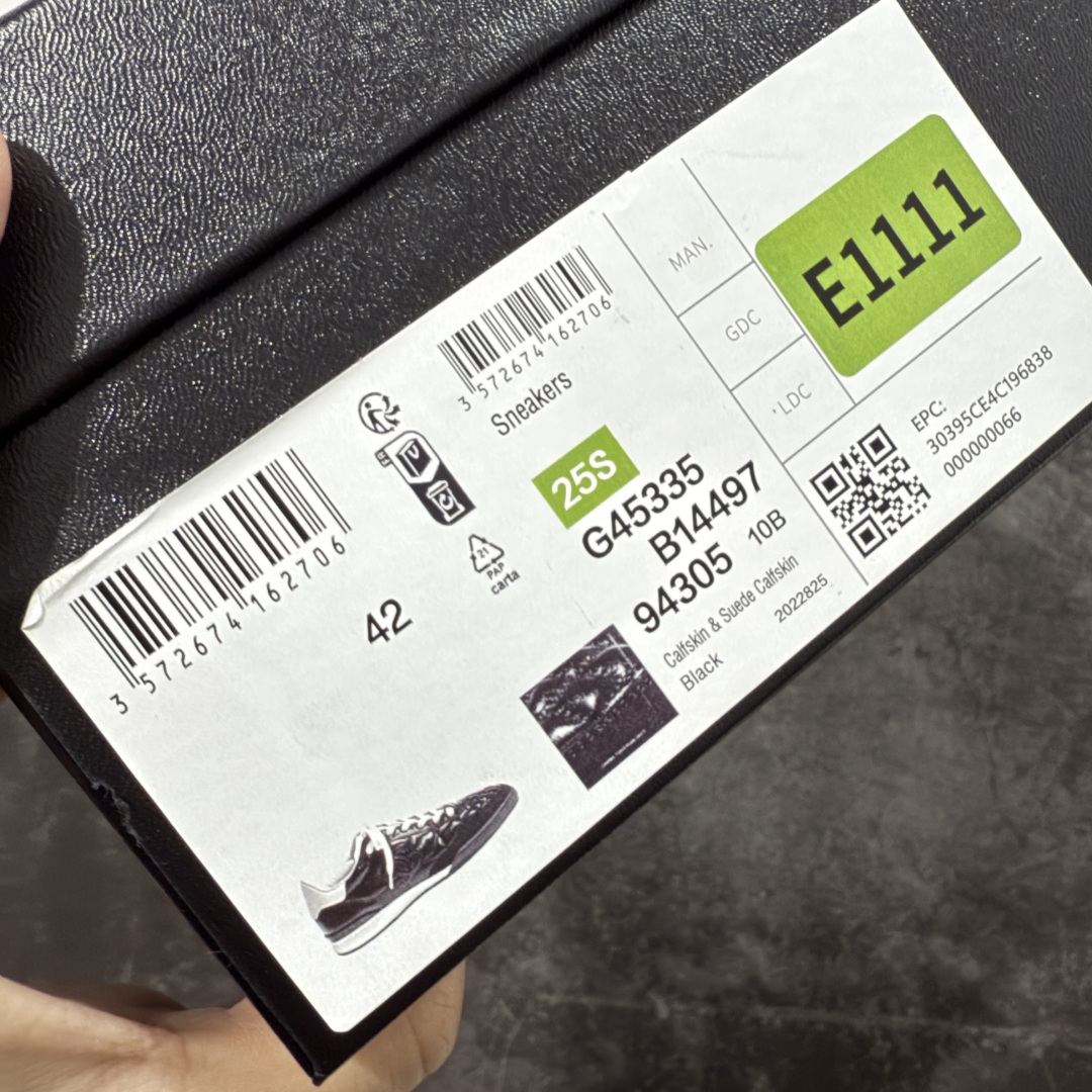 图片[9]-【佛山超A版】CHANEL 24A 25S油蜡皮 德训鞋圆头系带运动鞋 黑色 绒面小牛皮 圆头系带 平底 低帮 生活休闲鞋 经典款 爆款 顶级渠道货 市场最强没有之一 区别市面任意版本 原厂细腻牛皮 质感满分 细节非常完美 高端货 欢迎对比 原版购入开发 做货 小香最新隐藏款网球鞋软菱格纹 柔软小羊皮配搭大鞋舌和经典双C logo 满满的复古感又是最最最百搭的黑白配色 coco女孩必入的一款休闲鞋 鞋底碎钉设计 超级柔软 ▪️ 面料：原版定制小羊皮菱格纹 ▪️ 内里：进口定制羊皮+网里 ▪️ 鞋底：原版开模碎钉橡胶材质 ▪️ 尺码： 35- 45-选品中心