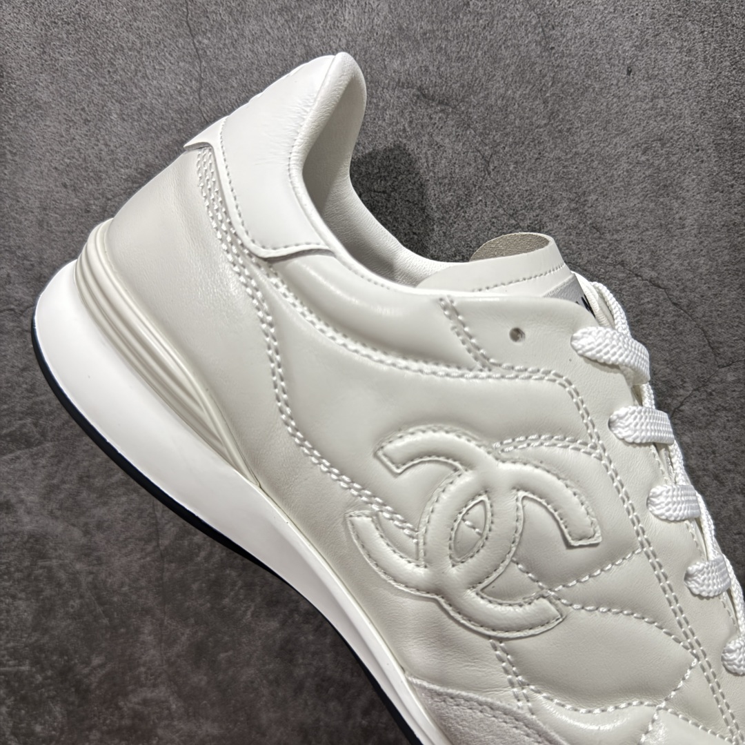 图片[7]-【佛山超A版】CHANEL 24A 25S油蜡皮 德训鞋圆头系带运动鞋 黑色 绒面小牛皮 圆头系带 平底 低帮 生活休闲鞋 经典款 爆款 顶级渠道货 市场最强没有之一 区别市面任意版本 原厂细腻牛皮 质感满分 细节非常完美 高端货 欢迎对比 原版购入开发 做货 小香最新隐藏款网球鞋软菱格纹 柔软小羊皮配搭大鞋舌和经典双C logo 满满的复古感又是最最最百搭的黑白配色 coco女孩必入的一款休闲鞋 鞋底碎钉设计 超级柔软 ▪️ 面料：原版定制小羊皮菱格纹 ▪️ 内里：进口定制羊皮+网里 ▪️ 鞋底：原版开模碎钉橡胶材质 ▪️ 尺码： 35- 45-选品中心