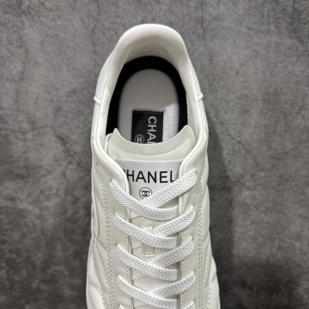 图片[8]-【佛山超A版】CHANEL 24A 25S油蜡皮 德训鞋圆头系带运动鞋 黑色 绒面小牛皮 圆头系带 平底 低帮 生活休闲鞋 经典款 爆款 顶级渠道货 市场最强没有之一 区别市面任意版本 原厂细腻牛皮 质感满分 细节非常完美 高端货 欢迎对比 原版购入开发 做货 小香最新隐藏款网球鞋软菱格纹 柔软小羊皮配搭大鞋舌和经典双C logo 满满的复古感又是最最最百搭的黑白配色 coco女孩必入的一款休闲鞋 鞋底碎钉设计 超级柔软 ▪️ 面料：原版定制小羊皮菱格纹 ▪️ 内里：进口定制羊皮+网里 ▪️ 鞋底：原版开模碎钉橡胶材质 ▪️ 尺码： 35- 45-选品中心