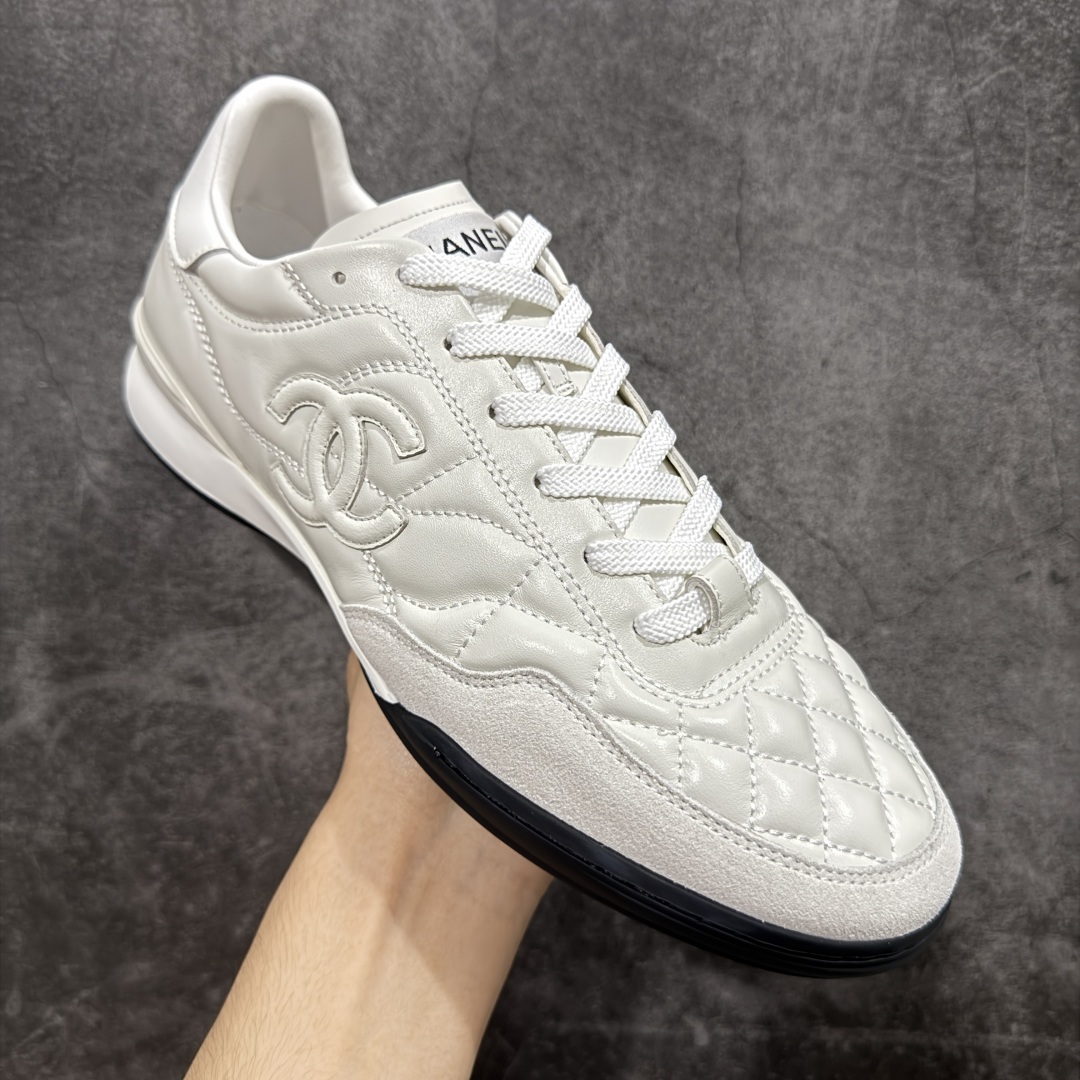 图片[3]-【佛山超A版】CHANEL 24A 25S油蜡皮 德训鞋圆头系带运动鞋 黑色 绒面小牛皮 圆头系带 平底 低帮 生活休闲鞋 经典款 爆款 顶级渠道货 市场最强没有之一 区别市面任意版本 原厂细腻牛皮 质感满分 细节非常完美 高端货 欢迎对比 原版购入开发 做货 小香最新隐藏款网球鞋软菱格纹 柔软小羊皮配搭大鞋舌和经典双C logo 满满的复古感又是最最最百搭的黑白配色 coco女孩必入的一款休闲鞋 鞋底碎钉设计 超级柔软 ▪️ 面料：原版定制小羊皮菱格纹 ▪️ 内里：进口定制羊皮+网里 ▪️ 鞋底：原版开模碎钉橡胶材质 ▪️ 尺码： 35- 45-选品中心