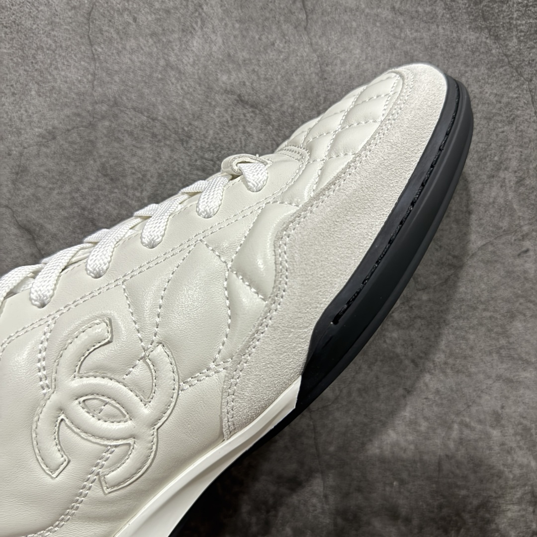 图片[6]-【佛山超A版】CHANEL 24A 25S油蜡皮 德训鞋圆头系带运动鞋 黑色 绒面小牛皮 圆头系带 平底 低帮 生活休闲鞋 经典款 爆款 顶级渠道货 市场最强没有之一 区别市面任意版本 原厂细腻牛皮 质感满分 细节非常完美 高端货 欢迎对比 原版购入开发 做货 小香最新隐藏款网球鞋软菱格纹 柔软小羊皮配搭大鞋舌和经典双C logo 满满的复古感又是最最最百搭的黑白配色 coco女孩必入的一款休闲鞋 鞋底碎钉设计 超级柔软 ▪️ 面料：原版定制小羊皮菱格纹 ▪️ 内里：进口定制羊皮+网里 ▪️ 鞋底：原版开模碎钉橡胶材质 ▪️ 尺码： 35- 45-选品中心