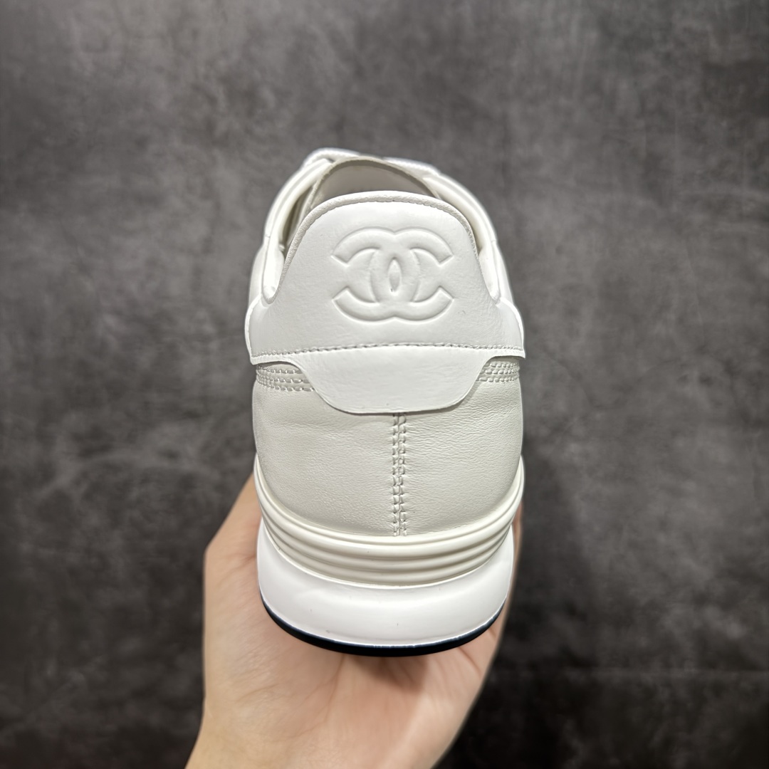 图片[4]-【佛山超A版】CHANEL 24A 25S油蜡皮 德训鞋圆头系带运动鞋 黑色 绒面小牛皮 圆头系带 平底 低帮 生活休闲鞋 经典款 爆款 顶级渠道货 市场最强没有之一 区别市面任意版本 原厂细腻牛皮 质感满分 细节非常完美 高端货 欢迎对比 原版购入开发 做货 小香最新隐藏款网球鞋软菱格纹 柔软小羊皮配搭大鞋舌和经典双C logo 满满的复古感又是最最最百搭的黑白配色 coco女孩必入的一款休闲鞋 鞋底碎钉设计 超级柔软 ▪️ 面料：原版定制小羊皮菱格纹 ▪️ 内里：进口定制羊皮+网里 ▪️ 鞋底：原版开模碎钉橡胶材质 ▪️ 尺码： 35- 45-选品中心