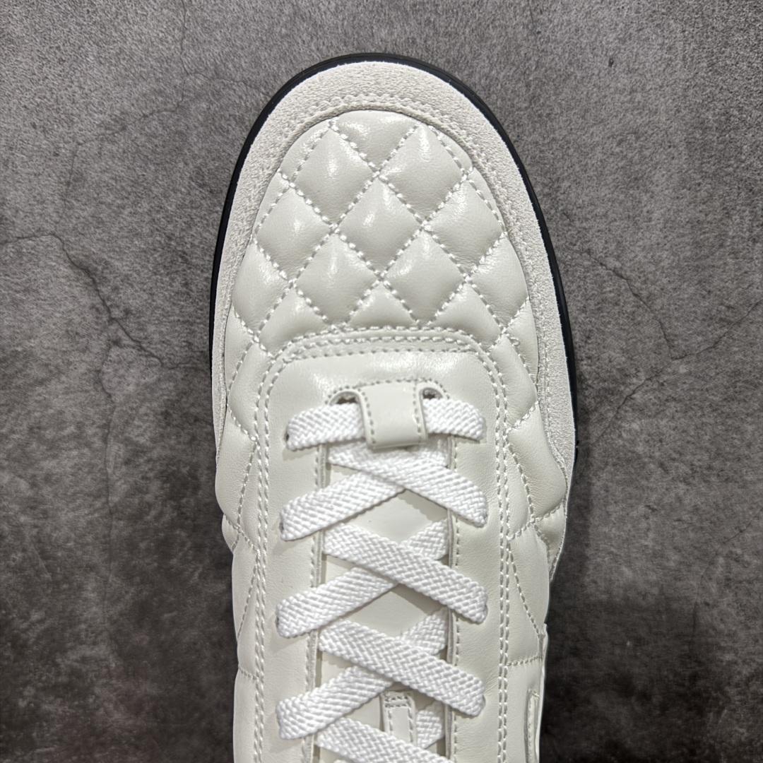 图片[5]-【佛山超A版】CHANEL 24A 25S油蜡皮 德训鞋圆头系带运动鞋 黑色 绒面小牛皮 圆头系带 平底 低帮 生活休闲鞋 经典款 爆款 顶级渠道货 市场最强没有之一 区别市面任意版本 原厂细腻牛皮 质感满分 细节非常完美 高端货 欢迎对比 原版购入开发 做货 小香最新隐藏款网球鞋软菱格纹 柔软小羊皮配搭大鞋舌和经典双C logo 满满的复古感又是最最最百搭的黑白配色 coco女孩必入的一款休闲鞋 鞋底碎钉设计 超级柔软 ▪️ 面料：原版定制小羊皮菱格纹 ▪️ 内里：进口定制羊皮+网里 ▪️ 鞋底：原版开模碎钉橡胶材质 ▪️ 尺码： 35- 45-选品中心