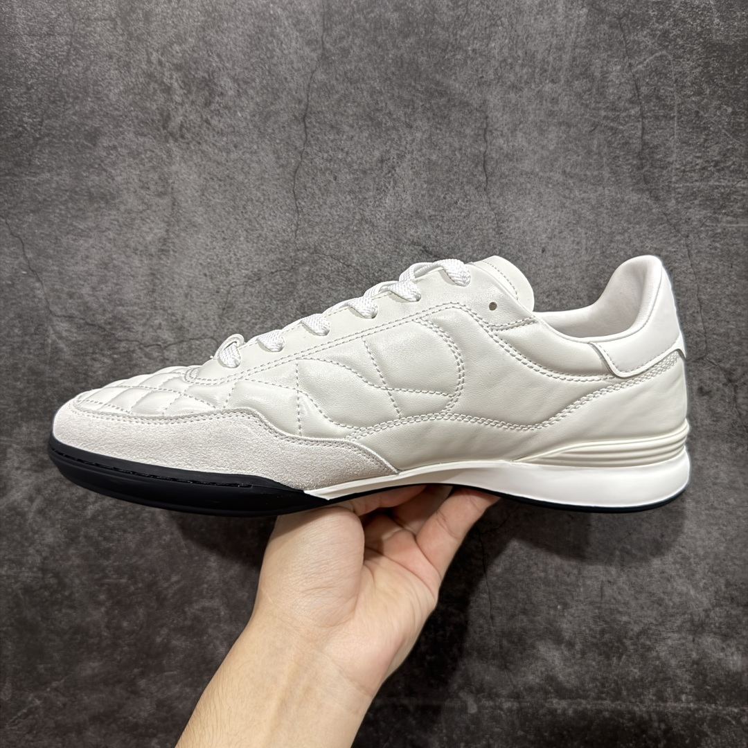 图片[2]-【佛山超A版】CHANEL 24A 25S油蜡皮 德训鞋圆头系带运动鞋 黑色 绒面小牛皮 圆头系带 平底 低帮 生活休闲鞋 经典款 爆款 顶级渠道货 市场最强没有之一 区别市面任意版本 原厂细腻牛皮 质感满分 细节非常完美 高端货 欢迎对比 原版购入开发 做货 小香最新隐藏款网球鞋软菱格纹 柔软小羊皮配搭大鞋舌和经典双C logo 满满的复古感又是最最最百搭的黑白配色 coco女孩必入的一款休闲鞋 鞋底碎钉设计 超级柔软 ▪️ 面料：原版定制小羊皮菱格纹 ▪️ 内里：进口定制羊皮+网里 ▪️ 鞋底：原版开模碎钉橡胶材质 ▪️ 尺码： 35- 45-选品中心