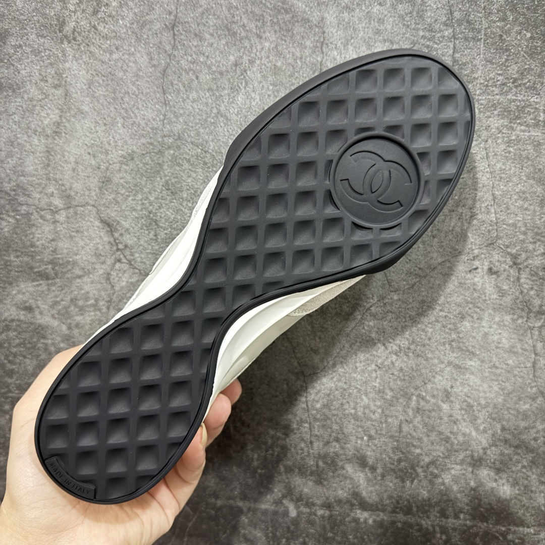 图片[9]-【佛山超A版】CHANEL 24A 25S油蜡皮 德训鞋圆头系带运动鞋 黑色 绒面小牛皮 圆头系带 平底 低帮 生活休闲鞋 经典款 爆款 顶级渠道货 市场最强没有之一 区别市面任意版本 原厂细腻牛皮 质感满分 细节非常完美 高端货 欢迎对比 原版购入开发 做货 小香最新隐藏款网球鞋软菱格纹 柔软小羊皮配搭大鞋舌和经典双C logo 满满的复古感又是最最最百搭的黑白配色 coco女孩必入的一款休闲鞋 鞋底碎钉设计 超级柔软 ▪️ 面料：原版定制小羊皮菱格纹 ▪️ 内里：进口定制羊皮+网里 ▪️ 鞋底：原版开模碎钉橡胶材质 ▪️ 尺码： 35- 45-选品中心