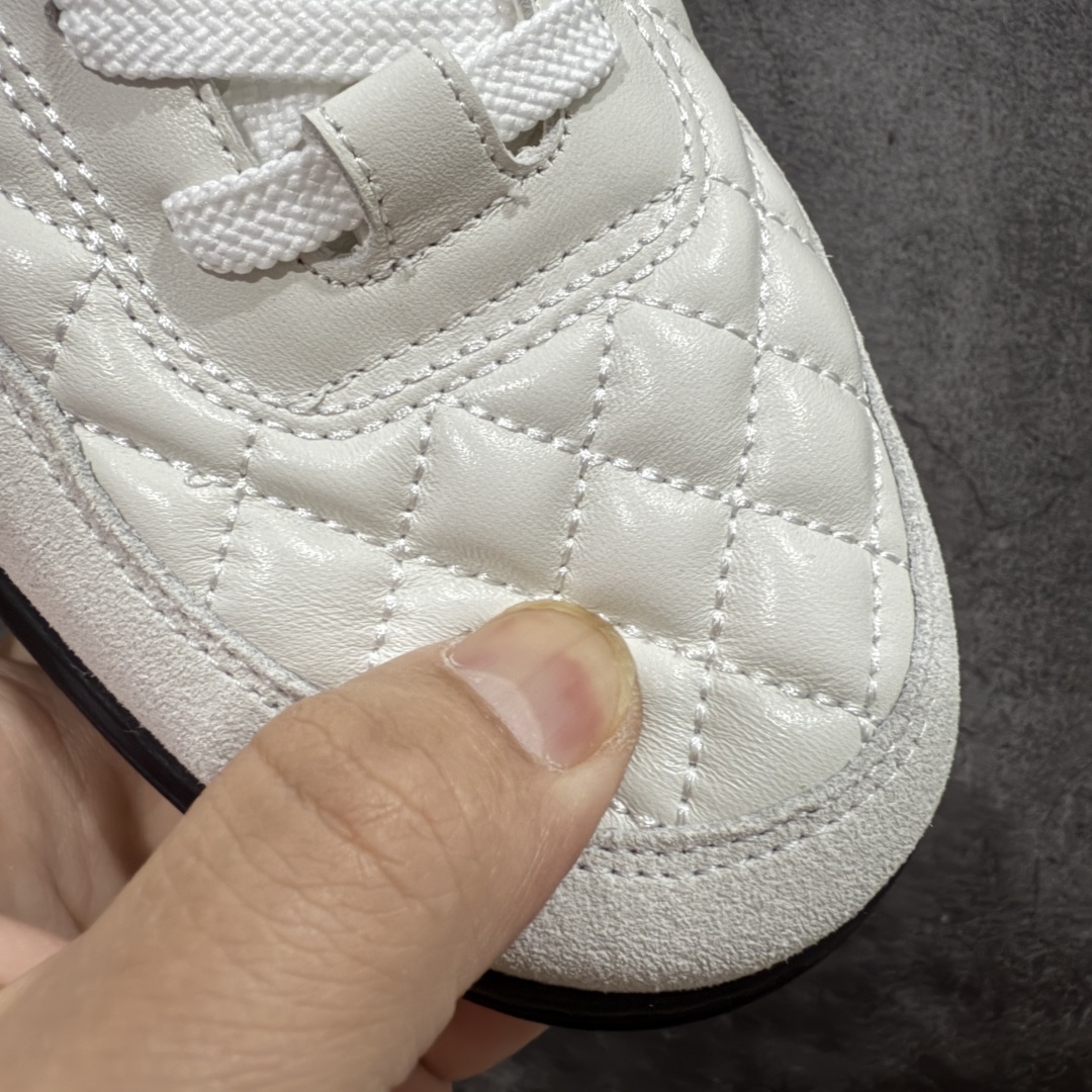 图片[4]-【佛山超A版】CHANEL 24A 25S油蜡皮 德训鞋圆头系带运动鞋 黑色 绒面小牛皮 圆头系带 平底 低帮 生活休闲鞋 经典款 爆款 顶级渠道货 市场最强没有之一 区别市面任意版本 原厂细腻牛皮 质感满分 细节非常完美 高端货 欢迎对比 原版购入开发 做货 小香最新隐藏款网球鞋软菱格纹 柔软小羊皮配搭大鞋舌和经典双C logo 满满的复古感又是最最最百搭的黑白配色 coco女孩必入的一款休闲鞋 鞋底碎钉设计 超级柔软 ▪️ 面料：原版定制小羊皮菱格纹 ▪️ 内里：进口定制羊皮+网里 ▪️ 鞋底：原版开模碎钉橡胶材质 ▪️ 尺码： 35- 45-选品中心