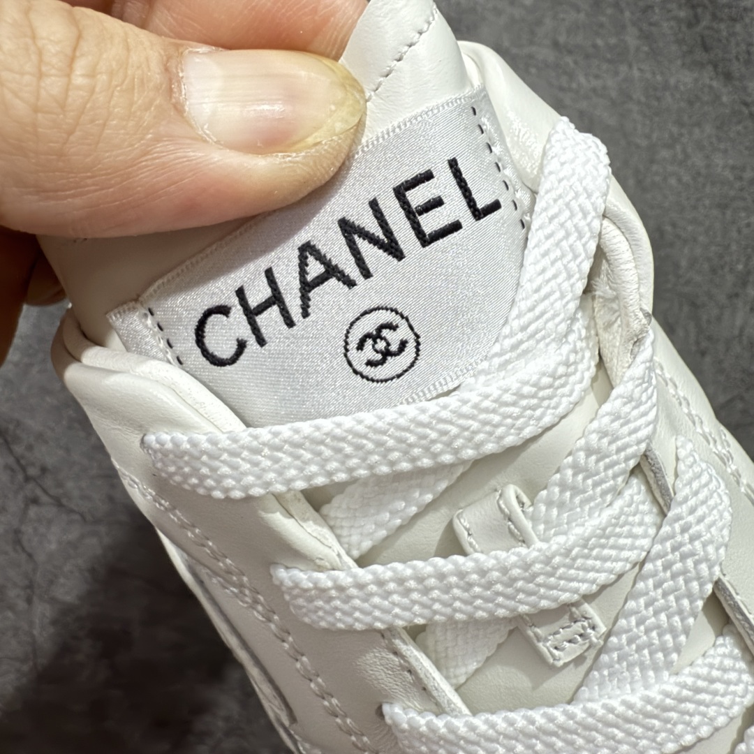 图片[5]-【佛山超A版】CHANEL 24A 25S油蜡皮 德训鞋圆头系带运动鞋 黑色 绒面小牛皮 圆头系带 平底 低帮 生活休闲鞋 经典款 爆款 顶级渠道货 市场最强没有之一 区别市面任意版本 原厂细腻牛皮 质感满分 细节非常完美 高端货 欢迎对比 原版购入开发 做货 小香最新隐藏款网球鞋软菱格纹 柔软小羊皮配搭大鞋舌和经典双C logo 满满的复古感又是最最最百搭的黑白配色 coco女孩必入的一款休闲鞋 鞋底碎钉设计 超级柔软 ▪️ 面料：原版定制小羊皮菱格纹 ▪️ 内里：进口定制羊皮+网里 ▪️ 鞋底：原版开模碎钉橡胶材质 ▪️ 尺码： 35- 45-选品中心