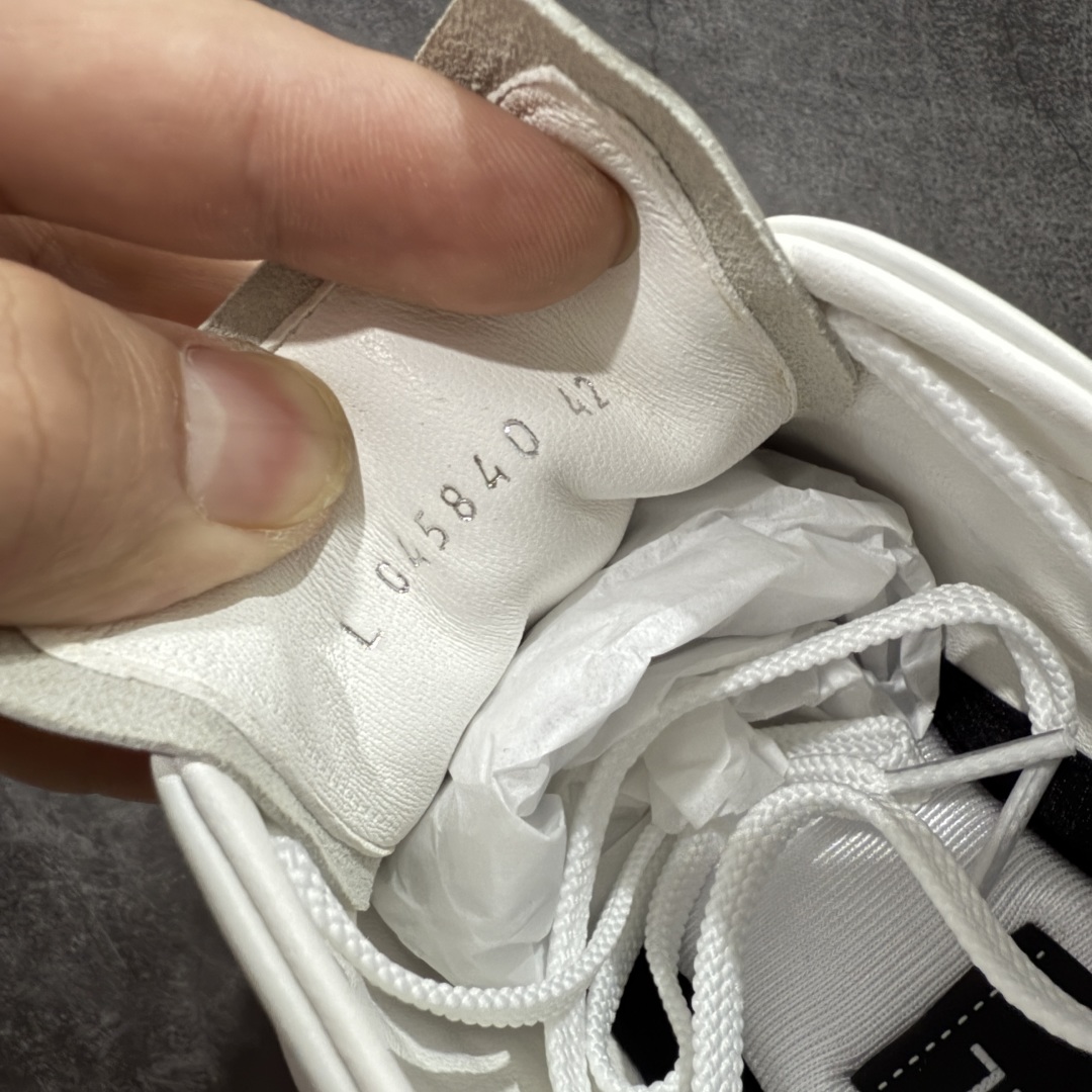 图片[6]-【佛山超A版】CHANEL 24A 25S油蜡皮 德训鞋圆头系带运动鞋 黑色 绒面小牛皮 圆头系带 平底 低帮 生活休闲鞋 经典款 爆款 顶级渠道货 市场最强没有之一 区别市面任意版本 原厂细腻牛皮 质感满分 细节非常完美 高端货 欢迎对比 原版购入开发 做货 小香最新隐藏款网球鞋软菱格纹 柔软小羊皮配搭大鞋舌和经典双C logo 满满的复古感又是最最最百搭的黑白配色 coco女孩必入的一款休闲鞋 鞋底碎钉设计 超级柔软 ▪️ 面料：原版定制小羊皮菱格纹 ▪️ 内里：进口定制羊皮+网里 ▪️ 鞋底：原版开模碎钉橡胶材质 ▪️ 尺码： 35- 45-选品中心