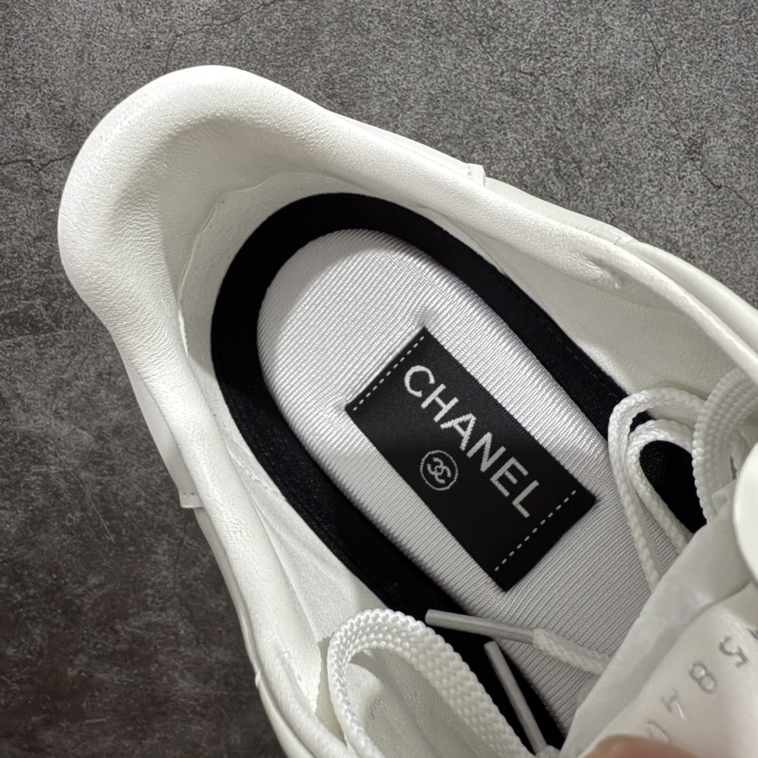 图片[7]-【佛山超A版】CHANEL 24A 25S油蜡皮 德训鞋圆头系带运动鞋 黑色 绒面小牛皮 圆头系带 平底 低帮 生活休闲鞋 经典款 爆款 顶级渠道货 市场最强没有之一 区别市面任意版本 原厂细腻牛皮 质感满分 细节非常完美 高端货 欢迎对比 原版购入开发 做货 小香最新隐藏款网球鞋软菱格纹 柔软小羊皮配搭大鞋舌和经典双C logo 满满的复古感又是最最最百搭的黑白配色 coco女孩必入的一款休闲鞋 鞋底碎钉设计 超级柔软 ▪️ 面料：原版定制小羊皮菱格纹 ▪️ 内里：进口定制羊皮+网里 ▪️ 鞋底：原版开模碎钉橡胶材质 ▪️ 尺码： 35- 45-选品中心