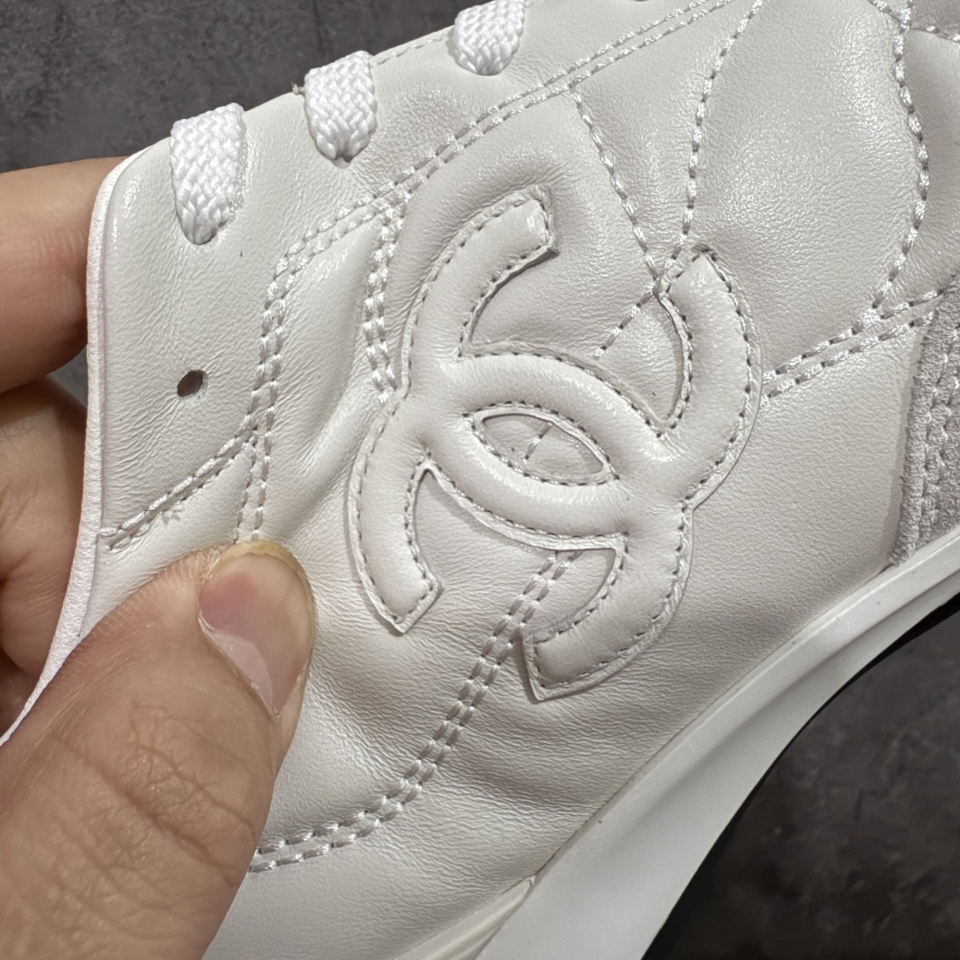 图片[3]-【佛山超A版】CHANEL 24A 25S油蜡皮 德训鞋圆头系带运动鞋 黑色 绒面小牛皮 圆头系带 平底 低帮 生活休闲鞋 经典款 爆款 顶级渠道货 市场最强没有之一 区别市面任意版本 原厂细腻牛皮 质感满分 细节非常完美 高端货 欢迎对比 原版购入开发 做货 小香最新隐藏款网球鞋软菱格纹 柔软小羊皮配搭大鞋舌和经典双C logo 满满的复古感又是最最最百搭的黑白配色 coco女孩必入的一款休闲鞋 鞋底碎钉设计 超级柔软 ▪️ 面料：原版定制小羊皮菱格纹 ▪️ 内里：进口定制羊皮+网里 ▪️ 鞋底：原版开模碎钉橡胶材质 ▪️ 尺码： 35- 45-选品中心