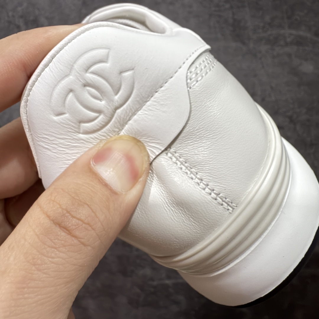 图片[2]-【佛山超A版】CHANEL 24A 25S油蜡皮 德训鞋圆头系带运动鞋 黑色 绒面小牛皮 圆头系带 平底 低帮 生活休闲鞋 经典款 爆款 顶级渠道货 市场最强没有之一 区别市面任意版本 原厂细腻牛皮 质感满分 细节非常完美 高端货 欢迎对比 原版购入开发 做货 小香最新隐藏款网球鞋软菱格纹 柔软小羊皮配搭大鞋舌和经典双C logo 满满的复古感又是最最最百搭的黑白配色 coco女孩必入的一款休闲鞋 鞋底碎钉设计 超级柔软 ▪️ 面料：原版定制小羊皮菱格纹 ▪️ 内里：进口定制羊皮+网里 ▪️ 鞋底：原版开模碎钉橡胶材质 ▪️ 尺码： 35- 45-选品中心