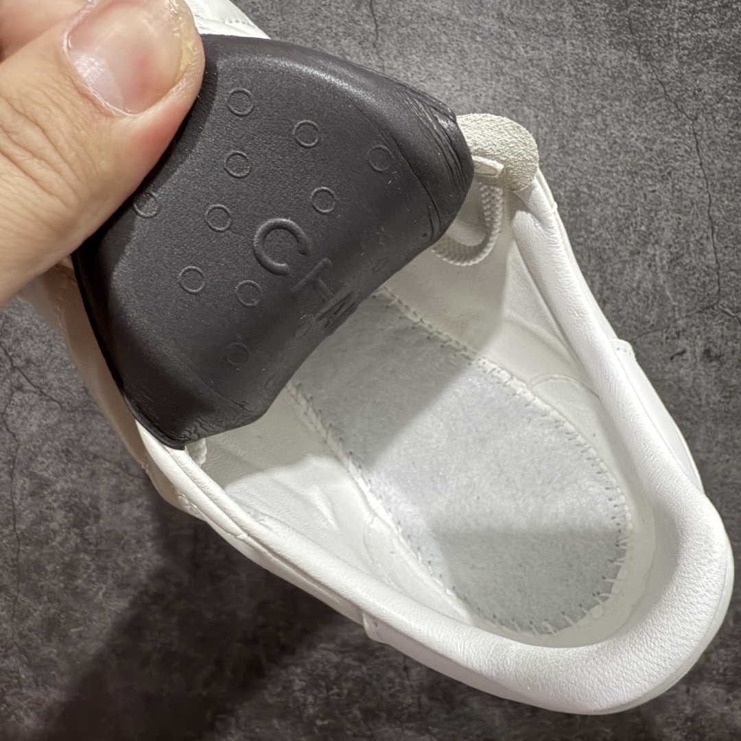 图片[8]-【佛山超A版】CHANEL 24A 25S油蜡皮 德训鞋圆头系带运动鞋 黑色 绒面小牛皮 圆头系带 平底 低帮 生活休闲鞋 经典款 爆款 顶级渠道货 市场最强没有之一 区别市面任意版本 原厂细腻牛皮 质感满分 细节非常完美 高端货 欢迎对比 原版购入开发 做货 小香最新隐藏款网球鞋软菱格纹 柔软小羊皮配搭大鞋舌和经典双C logo 满满的复古感又是最最最百搭的黑白配色 coco女孩必入的一款休闲鞋 鞋底碎钉设计 超级柔软 ▪️ 面料：原版定制小羊皮菱格纹 ▪️ 内里：进口定制羊皮+网里 ▪️ 鞋底：原版开模碎钉橡胶材质 ▪️ 尺码： 35- 45-选品中心