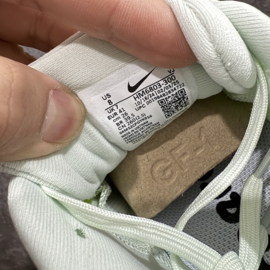  
【纯原】Nike Air Zoom Vomero 18 全新科技运动跑鞋 HM6803-300

