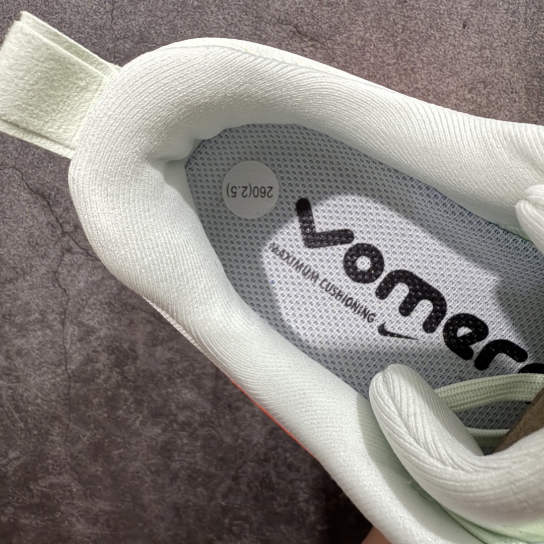  
【纯原】Nike Air Zoom Vomero 18 全新科技运动跑鞋 HM6803-300

