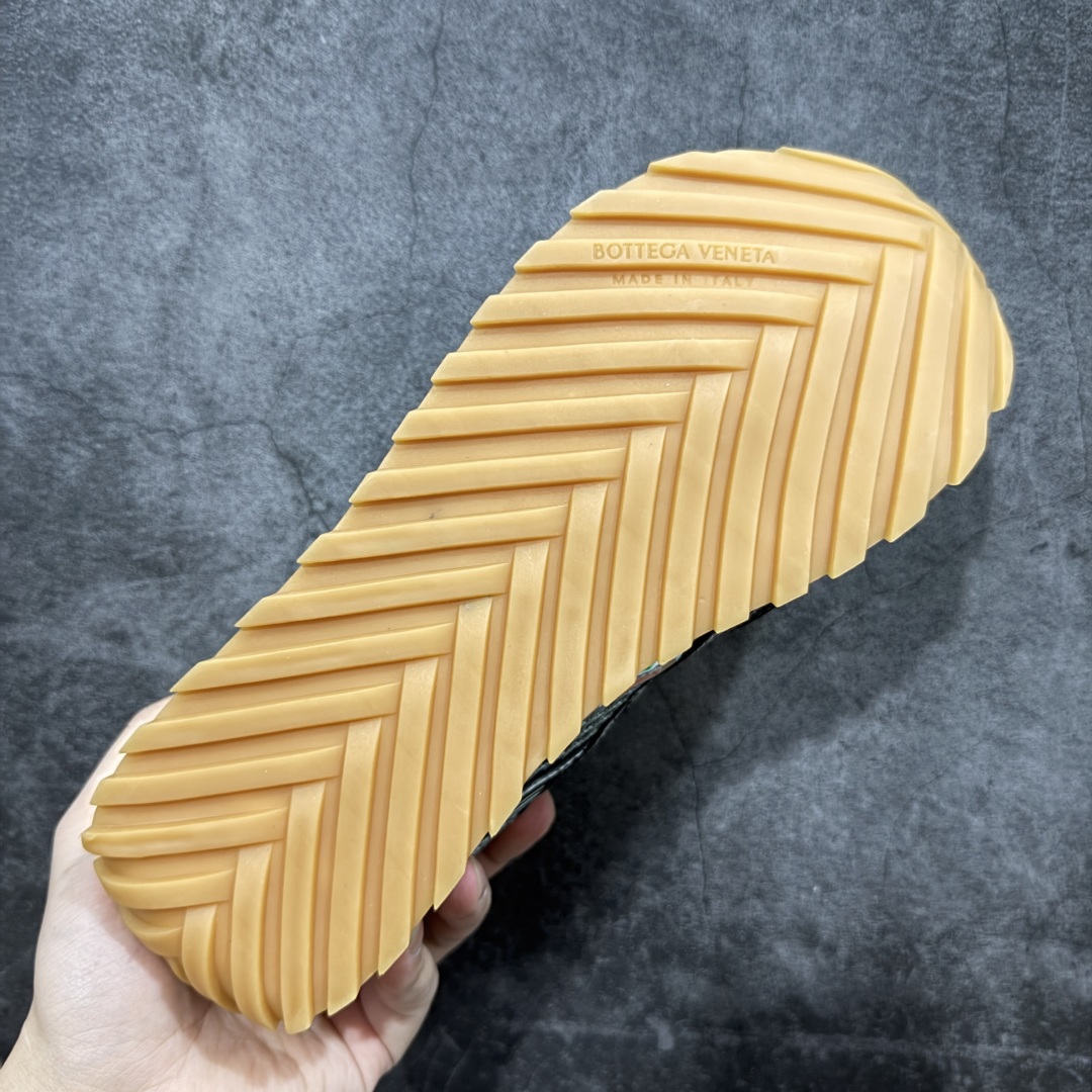 图片[9]-【纯原S版】BOTTEGA VENETA Orbit Runner BV葆蝶家时尚休闲王一博同款老爹鞋运动鞋 原版开发 一比一打造 相似度百分之99以上 市场一梯队级别品质 区别市场任何标文顶级品质版本 采用轻质科技网布面料 搭配几何图案设计橡胶外底 王炸系列 高版本 认准套包工艺 实际增高很多哦 还是一样显腿细非常nice 耐玩耐造 对标对版 套包鞋工艺 认准高版本 大底选用拼色TPU大底 配置原版包装 尺码：36 37 38 39 40 41 42 43 44 45 46 47-选品中心