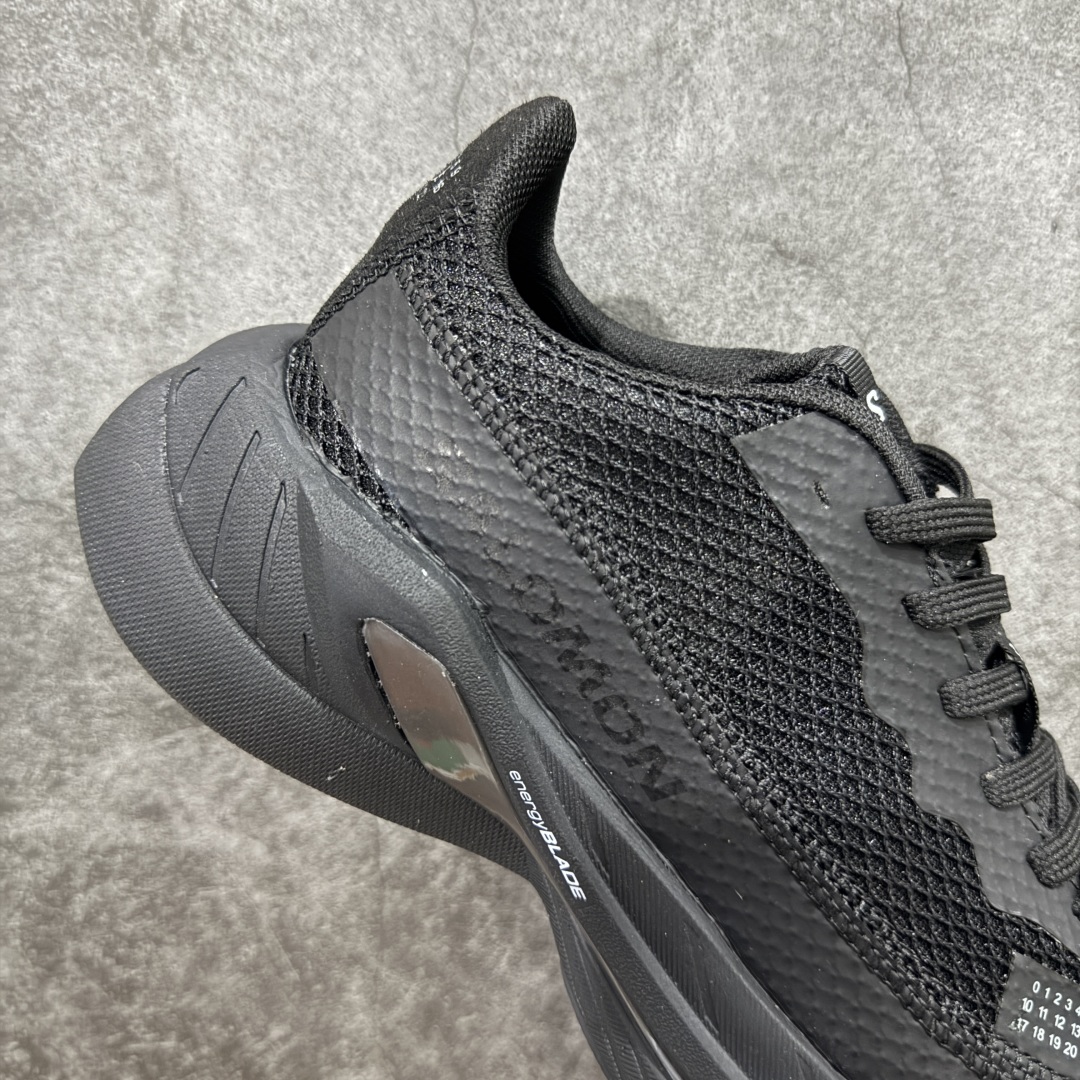 图片[7]-【广东纯原版本】MM6马吉拉 x Salomon 萨洛蒙Spectur 2系列 情侣款 网面 厚底 休闲 运动鞋 户外 跑鞋 Margiela 与 SALOMON 合作的2025春夏系列鞋款，以公路跑鞋 Spectur 2为基础，鞋面采用大孔网眼材质搭配同色系压胶与裁片，鞋侧有双方品牌标识，材质涵盖聚酯纤维、聚氨酯、橡胶等；它搭载全长碳纤维板 Energy Blade 与 Energy Foam缓震系统，后掌加厚加宽，兼具推进力、缓震回弹与稳定性 配送专柜精美包装🛍📦 ▪️面料： 原版进口透气网面 ▪️内里：原版进口透气网里 ▪️鞋底：原版开模超轻发泡大底 ▪️底厚：4.5CM ▪️尺码： 35-45-选品中心