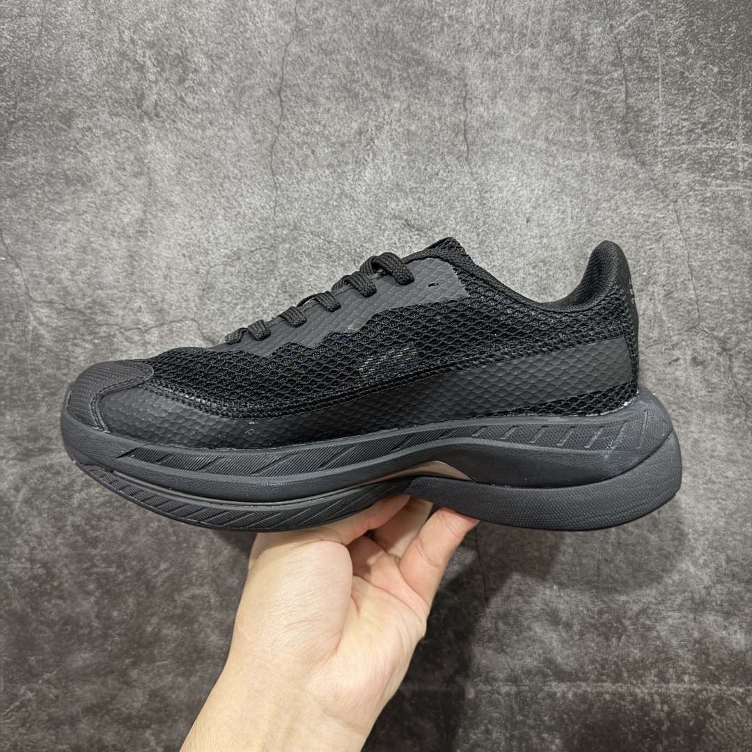 图片[2]-【广东纯原版本】MM6马吉拉 x Salomon 萨洛蒙Spectur 2系列 情侣款 网面 厚底 休闲 运动鞋 户外 跑鞋 Margiela 与 SALOMON 合作的2025春夏系列鞋款，以公路跑鞋 Spectur 2为基础，鞋面采用大孔网眼材质搭配同色系压胶与裁片，鞋侧有双方品牌标识，材质涵盖聚酯纤维、聚氨酯、橡胶等；它搭载全长碳纤维板 Energy Blade 与 Energy Foam缓震系统，后掌加厚加宽，兼具推进力、缓震回弹与稳定性 配送专柜精美包装🛍📦 ▪️面料： 原版进口透气网面 ▪️内里：原版进口透气网里 ▪️鞋底：原版开模超轻发泡大底 ▪️底厚：4.5CM ▪️尺码： 35-45-选品中心