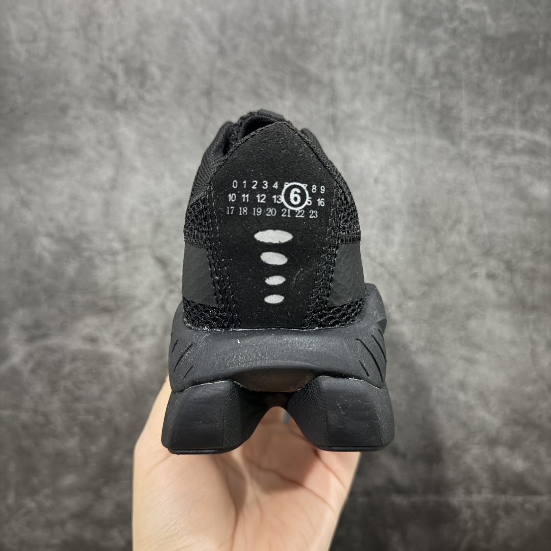 图片[4]-【广东纯原版本】MM6马吉拉 x Salomon 萨洛蒙Spectur 2系列 情侣款 网面 厚底 休闲 运动鞋 户外 跑鞋 Margiela 与 SALOMON 合作的2025春夏系列鞋款，以公路跑鞋 Spectur 2为基础，鞋面采用大孔网眼材质搭配同色系压胶与裁片，鞋侧有双方品牌标识，材质涵盖聚酯纤维、聚氨酯、橡胶等；它搭载全长碳纤维板 Energy Blade 与 Energy Foam缓震系统，后掌加厚加宽，兼具推进力、缓震回弹与稳定性 配送专柜精美包装🛍📦 ▪️面料： 原版进口透气网面 ▪️内里：原版进口透气网里 ▪️鞋底：原版开模超轻发泡大底 ▪️底厚：4.5CM ▪️尺码： 35-45-选品中心