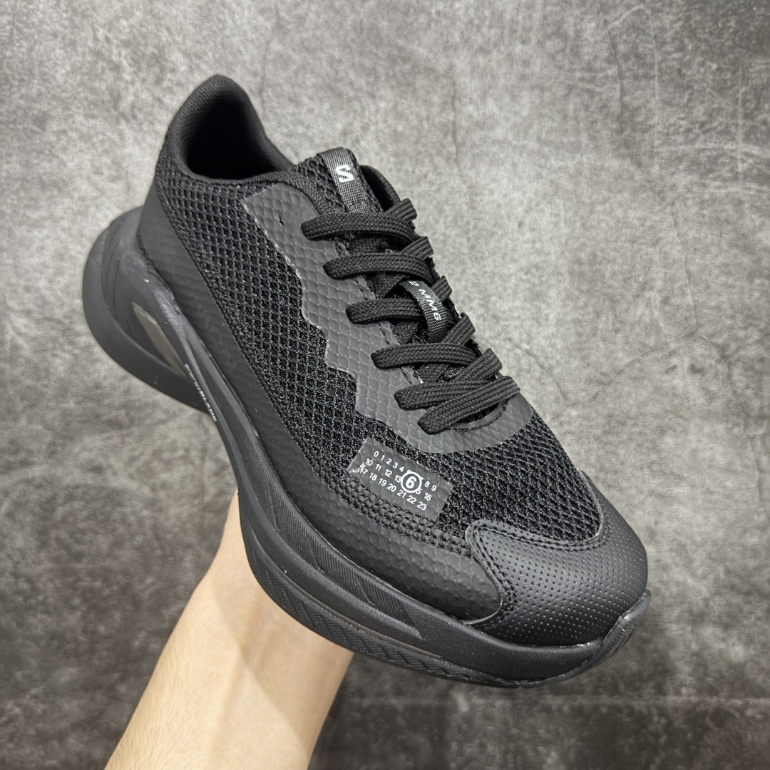 图片[3]-【广东纯原版本】MM6马吉拉 x Salomon 萨洛蒙Spectur 2系列 情侣款 网面 厚底 休闲 运动鞋 户外 跑鞋 Margiela 与 SALOMON 合作的2025春夏系列鞋款，以公路跑鞋 Spectur 2为基础，鞋面采用大孔网眼材质搭配同色系压胶与裁片，鞋侧有双方品牌标识，材质涵盖聚酯纤维、聚氨酯、橡胶等；它搭载全长碳纤维板 Energy Blade 与 Energy Foam缓震系统，后掌加厚加宽，兼具推进力、缓震回弹与稳定性 配送专柜精美包装🛍📦 ▪️面料： 原版进口透气网面 ▪️内里：原版进口透气网里 ▪️鞋底：原版开模超轻发泡大底 ▪️底厚：4.5CM ▪️尺码： 35-45-选品中心