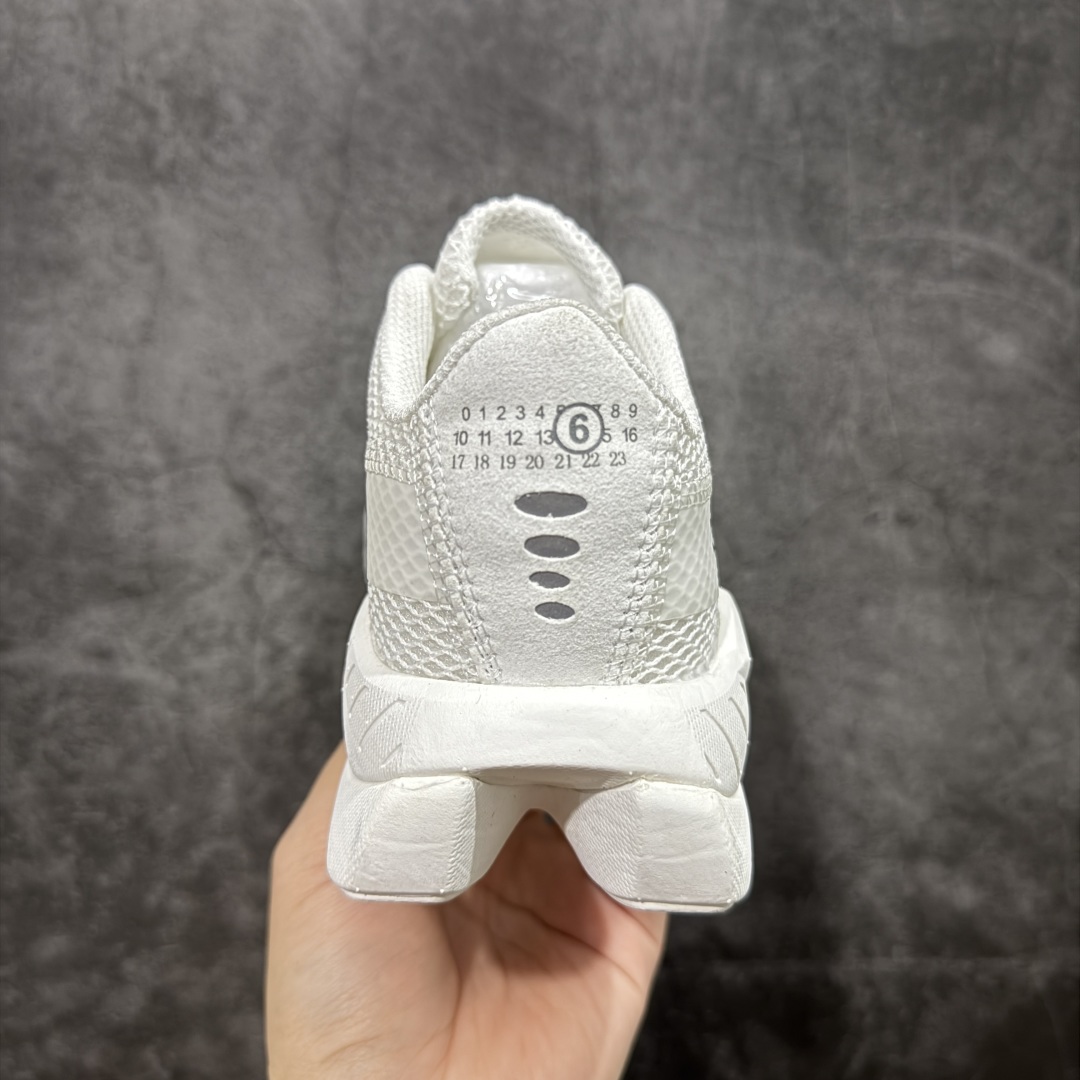 图片[4]-【广东纯原版本】MM6马吉拉 x Salomon 萨洛蒙Spectur 2系列 情侣款 网面 厚底 休闲 运动鞋 户外 跑鞋 Margiela 与 SALOMON 合作的2025春夏系列鞋款，以公路跑鞋 Spectur 2为基础，鞋面采用大孔网眼材质搭配同色系压胶与裁片，鞋侧有双方品牌标识，材质涵盖聚酯纤维、聚氨酯、橡胶等；它搭载全长碳纤维板 Energy Blade 与 Energy Foam缓震系统，后掌加厚加宽，兼具推进力、缓震回弹与稳定性 配送专柜精美包装🛍📦 ▪️面料： 原版进口透气网面 ▪️内里：原版进口透气网里 ▪️鞋底：原版开模超轻发泡大底 ▪️底厚：4.5CM ▪️尺码： 35-45-选品中心