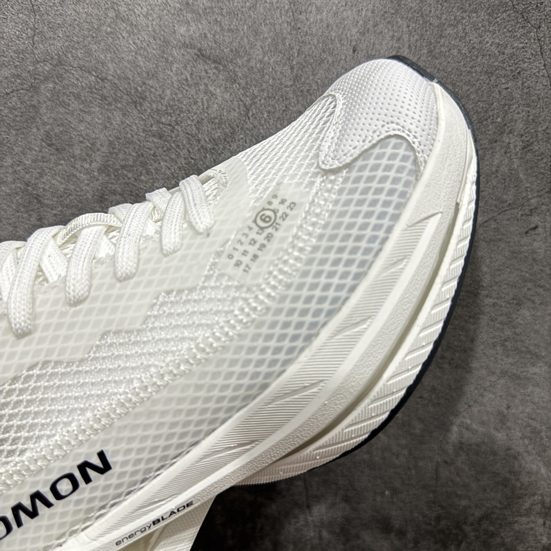 图片[6]-【广东纯原版本】MM6马吉拉 x Salomon 萨洛蒙Spectur 2系列 情侣款 网面 厚底 休闲 运动鞋 户外 跑鞋 Margiela 与 SALOMON 合作的2025春夏系列鞋款，以公路跑鞋 Spectur 2为基础，鞋面采用大孔网眼材质搭配同色系压胶与裁片，鞋侧有双方品牌标识，材质涵盖聚酯纤维、聚氨酯、橡胶等；它搭载全长碳纤维板 Energy Blade 与 Energy Foam缓震系统，后掌加厚加宽，兼具推进力、缓震回弹与稳定性 配送专柜精美包装🛍📦 ▪️面料： 原版进口透气网面 ▪️内里：原版进口透气网里 ▪️鞋底：原版开模超轻发泡大底 ▪️底厚：4.5CM ▪️尺码： 35-45-选品中心
