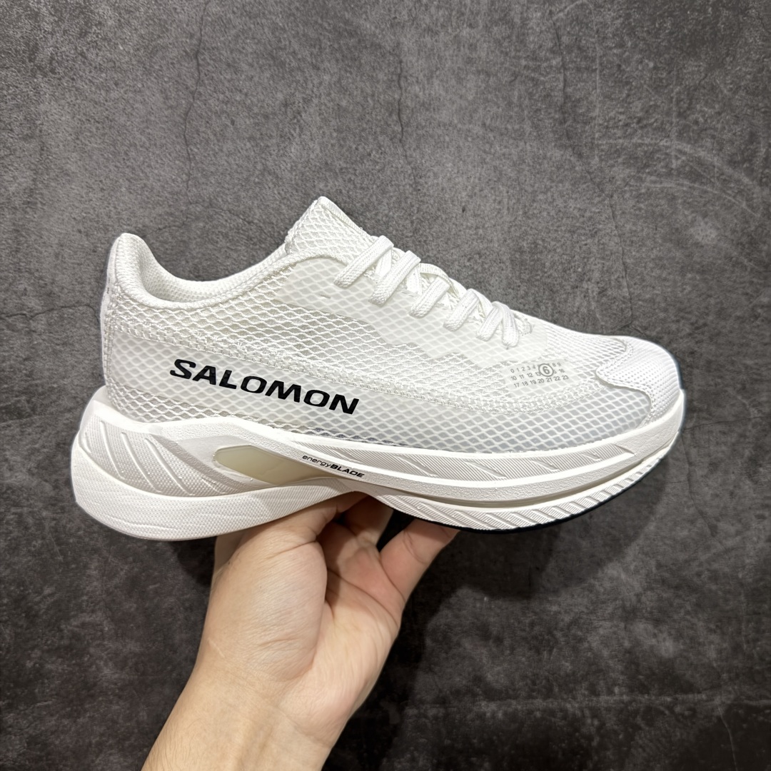 【广东纯原版本】MM6马吉拉 x Salomon 萨洛蒙Spectur 2系列 情侣款 网面 厚底 休闲 运动鞋 户外 跑鞋 Margiela 与 SALOMON 合作的2025春夏系列鞋款,以公路跑鞋 Spectur 2为基础,鞋面采用大孔网眼材质搭配同色系压胶与裁片,鞋侧有双方品牌标识,材质涵盖聚酯纤维、聚氨酯、橡胶等;它搭载全长碳纤维板 Energy Blade 与 Energy Foam缓震系统,后掌加厚加宽,兼具推进力、缓震回弹与稳定性 配送专柜精美包装🛍📦 ▪️面料: 原版进口透气网面 ▪️内里:原版进口透气网里 ▪️鞋底:原版开模超轻发泡大底 ▪️底厚:4.5CM ▪️尺码: 35-45-选品中心