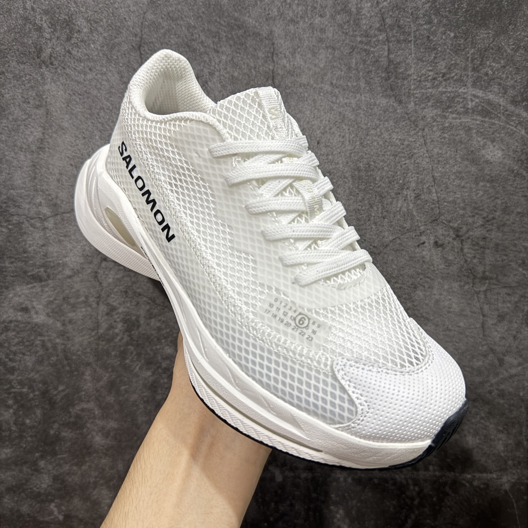 图片[3]-【广东纯原版本】MM6马吉拉 x Salomon 萨洛蒙Spectur 2系列 情侣款 网面 厚底 休闲 运动鞋 户外 跑鞋 Margiela 与 SALOMON 合作的2025春夏系列鞋款，以公路跑鞋 Spectur 2为基础，鞋面采用大孔网眼材质搭配同色系压胶与裁片，鞋侧有双方品牌标识，材质涵盖聚酯纤维、聚氨酯、橡胶等；它搭载全长碳纤维板 Energy Blade 与 Energy Foam缓震系统，后掌加厚加宽，兼具推进力、缓震回弹与稳定性 配送专柜精美包装🛍📦 ▪️面料： 原版进口透气网面 ▪️内里：原版进口透气网里 ▪️鞋底：原版开模超轻发泡大底 ▪️底厚：4.5CM ▪️尺码： 35-45-选品中心