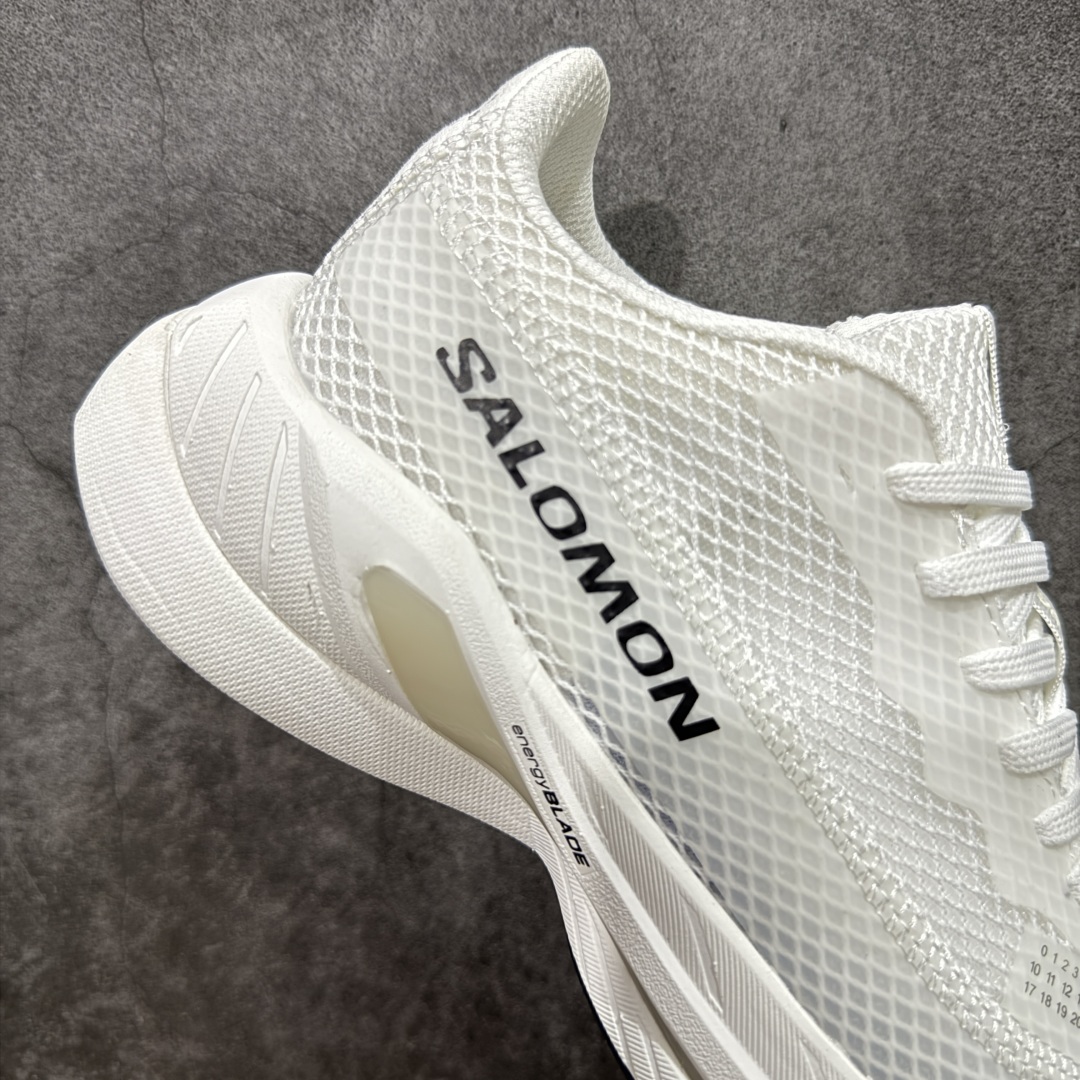 图片[7]-【广东纯原版本】MM6马吉拉 x Salomon 萨洛蒙Spectur 2系列 情侣款 网面 厚底 休闲 运动鞋 户外 跑鞋 Margiela 与 SALOMON 合作的2025春夏系列鞋款，以公路跑鞋 Spectur 2为基础，鞋面采用大孔网眼材质搭配同色系压胶与裁片，鞋侧有双方品牌标识，材质涵盖聚酯纤维、聚氨酯、橡胶等；它搭载全长碳纤维板 Energy Blade 与 Energy Foam缓震系统，后掌加厚加宽，兼具推进力、缓震回弹与稳定性 配送专柜精美包装🛍📦 ▪️面料： 原版进口透气网面 ▪️内里：原版进口透气网里 ▪️鞋底：原版开模超轻发泡大底 ▪️底厚：4.5CM ▪️尺码： 35-45-选品中心