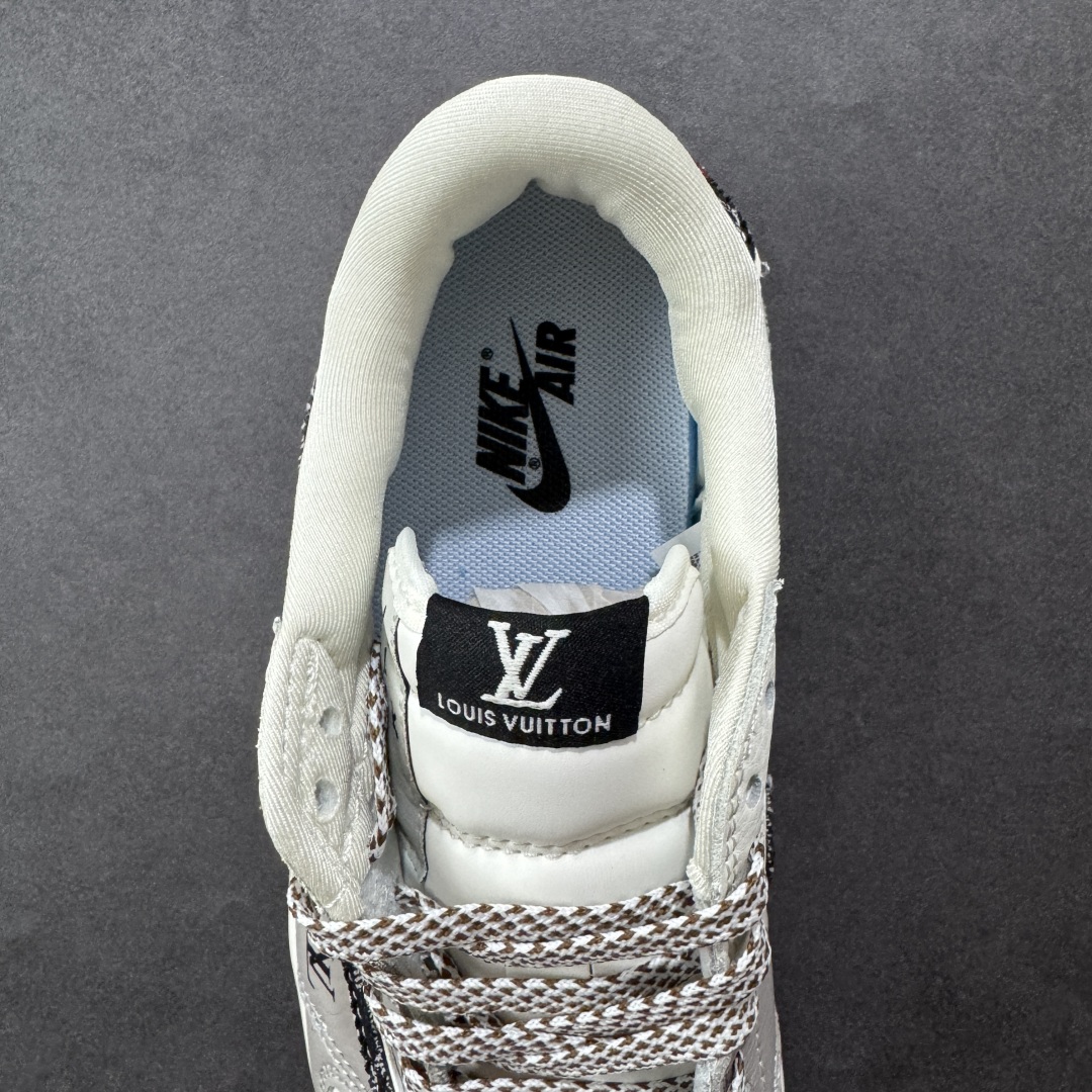 图片[7]-【定制版】Travis Scott x Fragment Design x Air Jordan 1 Low OG SP AJ1 乔1 LV联名 米黑牛仔 低帮文化休闲板鞋 JW1188-143  #多方联名合作融合了Travis Scott 独特的音乐风格，藤原浩个性的设计风格以及Jordan品牌的经典元素 使其成为一双具有独特身份和价值的鞋子 清新而立体的外观加上联名标识更突出了其独特身份 这种配色方案显示出活力和时尚感 在视觉上引人注目 鞋身的质感和细腻的细节处理使其显得高端而格调十足 这款“倒钩”联名是设计与创意完美结合 融合多方的个性风格是一款备受瞩目的潮流鞋款  尺码：36 36.5 37.5 38 38.5 39 40 40.5 41 42 42.5 43 44 44.5 45 编码：HXSB330340-选品中心