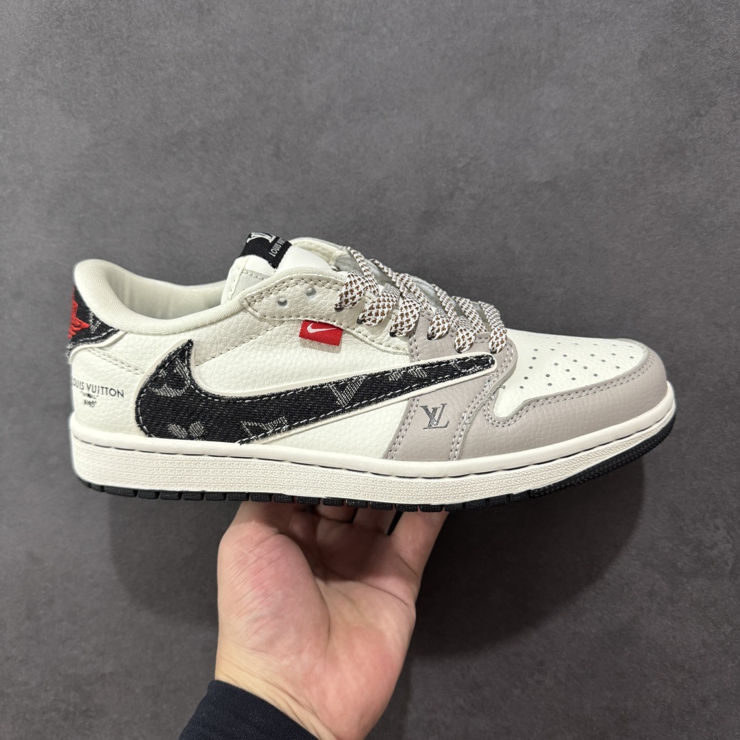 【定制版】Travis Scott x Fragment Design x Air Jordan 1 Low OG SP AJ1 乔1 LV联名 米黑牛仔 低帮文化休闲板鞋 JW1188-143  #多方联名合作融合了Travis Scott 独特的音乐风格，藤原浩个性的设计风格以及Jordan品牌的经典元素 使其成为一双具有独特身份和价值的鞋子 清新而立体的外观加上联名标识更突出了其独特身份 这种配色方案显示出活力和时尚感 在视觉上引人注目 鞋身的质感和细腻的细节处理使其显得高端而格调十足 这款“倒钩”联名是设计与创意完美结合 融合多方的个性风格是一款备受瞩目的潮流鞋款  尺码：36 36.5 37.5 38 38.5 39 40 40.5 41 42 42.5 43 44 44.5 45 编码：HXSB330340-选品中心