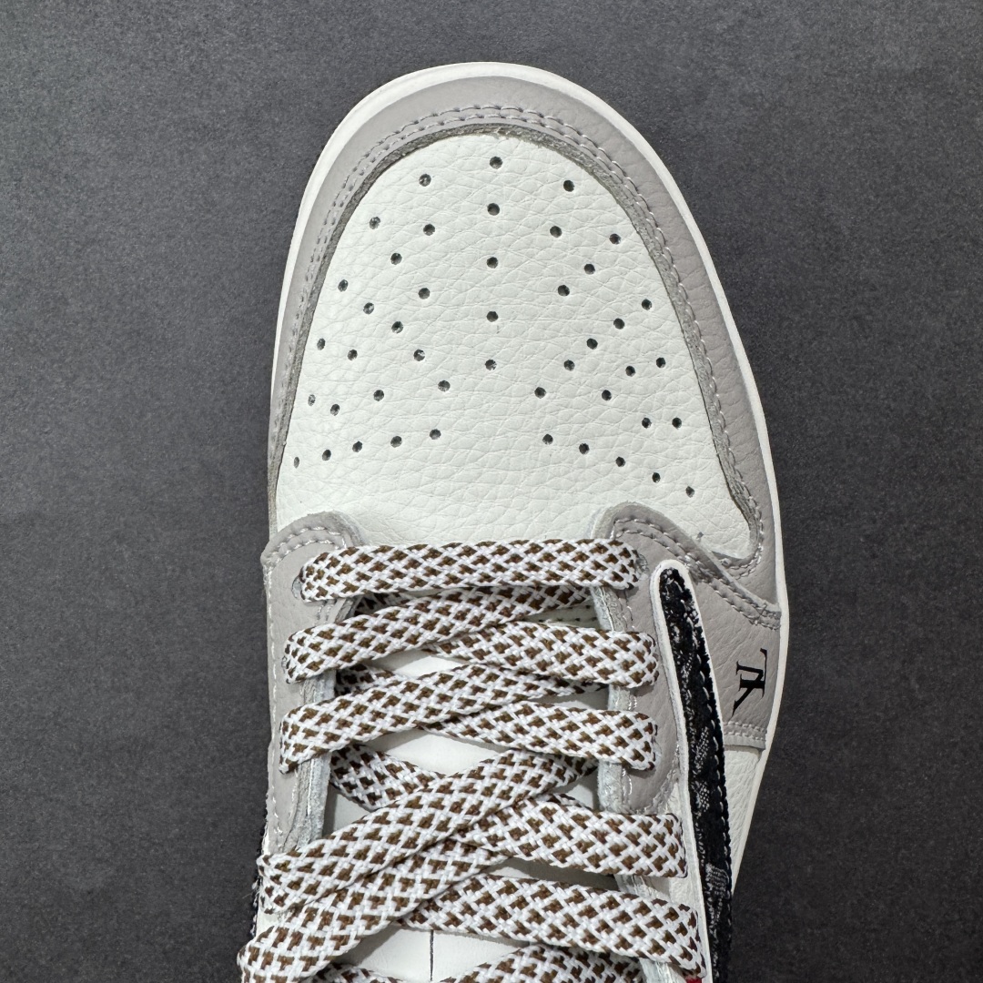 图片[8]-【定制版】Travis Scott x Fragment Design x Air Jordan 1 Low OG SP AJ1 乔1 LV联名 米黑牛仔 低帮文化休闲板鞋 JW1188-143  #多方联名合作融合了Travis Scott 独特的音乐风格，藤原浩个性的设计风格以及Jordan品牌的经典元素 使其成为一双具有独特身份和价值的鞋子 清新而立体的外观加上联名标识更突出了其独特身份 这种配色方案显示出活力和时尚感 在视觉上引人注目 鞋身的质感和细腻的细节处理使其显得高端而格调十足 这款“倒钩”联名是设计与创意完美结合 融合多方的个性风格是一款备受瞩目的潮流鞋款  尺码：36 36.5 37.5 38 38.5 39 40 40.5 41 42 42.5 43 44 44.5 45 编码：HXSB330340-选品中心