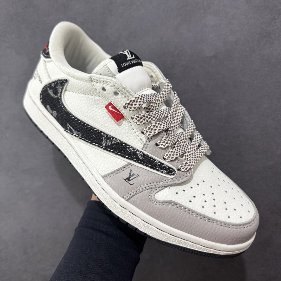 图片[3]-【定制版】Travis Scott x Fragment Design x Air Jordan 1 Low OG SP AJ1 乔1 LV联名 米黑牛仔 低帮文化休闲板鞋 JW1188-143  #多方联名合作融合了Travis Scott 独特的音乐风格，藤原浩个性的设计风格以及Jordan品牌的经典元素 使其成为一双具有独特身份和价值的鞋子 清新而立体的外观加上联名标识更突出了其独特身份 这种配色方案显示出活力和时尚感 在视觉上引人注目 鞋身的质感和细腻的细节处理使其显得高端而格调十足 这款“倒钩”联名是设计与创意完美结合 融合多方的个性风格是一款备受瞩目的潮流鞋款  尺码：36 36.5 37.5 38 38.5 39 40 40.5 41 42 42.5 43 44 44.5 45 编码：HXSB330340-选品中心