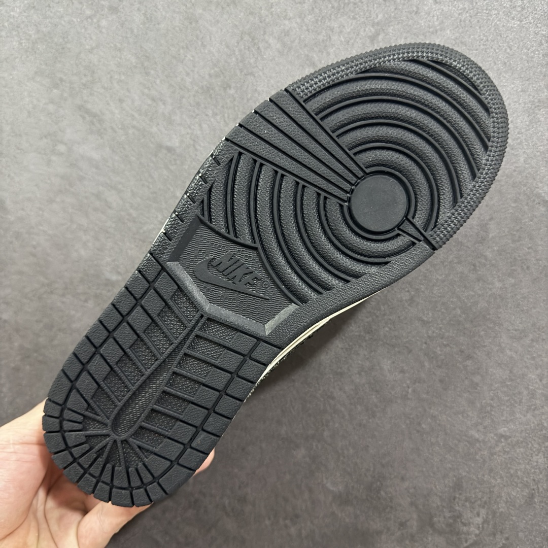 图片[9]-【定制版】Travis Scott x Fragment Design x Air Jordan 1 Low OG SP AJ1 乔1 LV联名 米黑牛仔 低帮文化休闲板鞋 JW1188-143  #多方联名合作融合了Travis Scott 独特的音乐风格，藤原浩个性的设计风格以及Jordan品牌的经典元素 使其成为一双具有独特身份和价值的鞋子 清新而立体的外观加上联名标识更突出了其独特身份 这种配色方案显示出活力和时尚感 在视觉上引人注目 鞋身的质感和细腻的细节处理使其显得高端而格调十足 这款“倒钩”联名是设计与创意完美结合 融合多方的个性风格是一款备受瞩目的潮流鞋款  尺码：36 36.5 37.5 38 38.5 39 40 40.5 41 42 42.5 43 44 44.5 45 编码：HXSB330340-选品中心