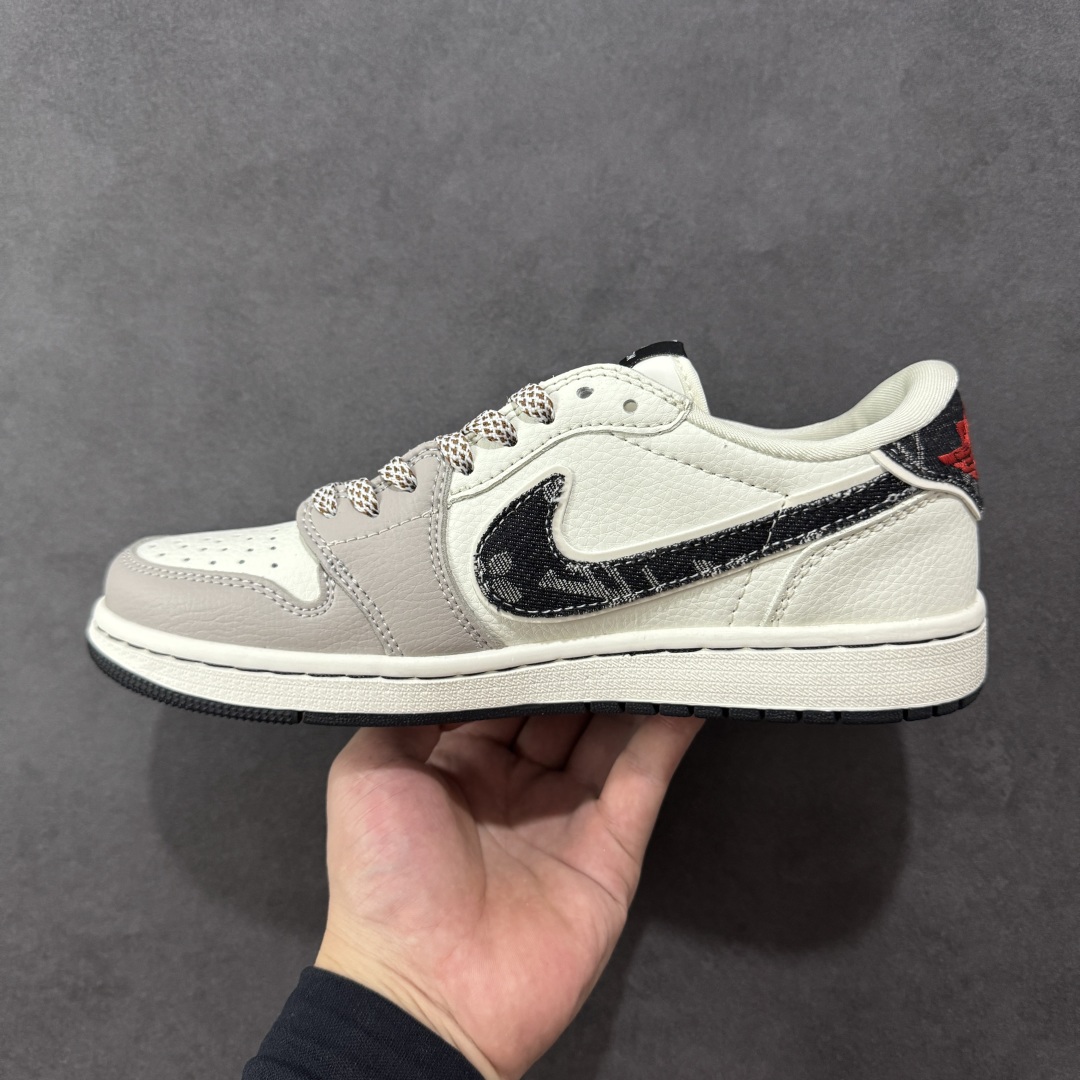 图片[2]-【定制版】Travis Scott x Fragment Design x Air Jordan 1 Low OG SP AJ1 乔1 LV联名 米黑牛仔 低帮文化休闲板鞋 JW1188-143  #多方联名合作融合了Travis Scott 独特的音乐风格，藤原浩个性的设计风格以及Jordan品牌的经典元素 使其成为一双具有独特身份和价值的鞋子 清新而立体的外观加上联名标识更突出了其独特身份 这种配色方案显示出活力和时尚感 在视觉上引人注目 鞋身的质感和细腻的细节处理使其显得高端而格调十足 这款“倒钩”联名是设计与创意完美结合 融合多方的个性风格是一款备受瞩目的潮流鞋款  尺码：36 36.5 37.5 38 38.5 39 40 40.5 41 42 42.5 43 44 44.5 45 编码：HXSB330340-选品中心