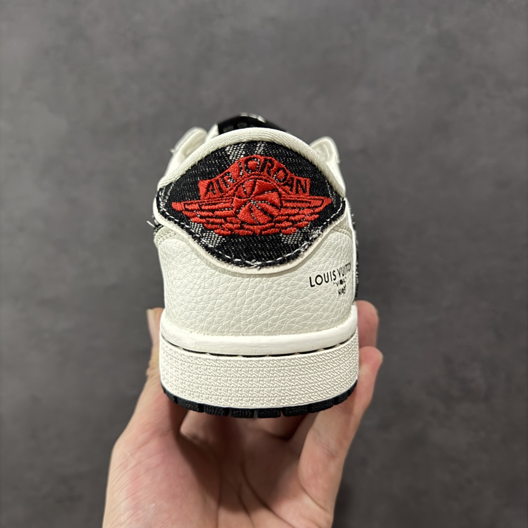 图片[4]-【定制版】Travis Scott x Fragment Design x Air Jordan 1 Low OG SP AJ1 乔1 LV联名 米黑牛仔 低帮文化休闲板鞋 JW1188-143  #多方联名合作融合了Travis Scott 独特的音乐风格，藤原浩个性的设计风格以及Jordan品牌的经典元素 使其成为一双具有独特身份和价值的鞋子 清新而立体的外观加上联名标识更突出了其独特身份 这种配色方案显示出活力和时尚感 在视觉上引人注目 鞋身的质感和细腻的细节处理使其显得高端而格调十足 这款“倒钩”联名是设计与创意完美结合 融合多方的个性风格是一款备受瞩目的潮流鞋款  尺码：36 36.5 37.5 38 38.5 39 40 40.5 41 42 42.5 43 44 44.5 45 编码：HXSB330340-选品中心