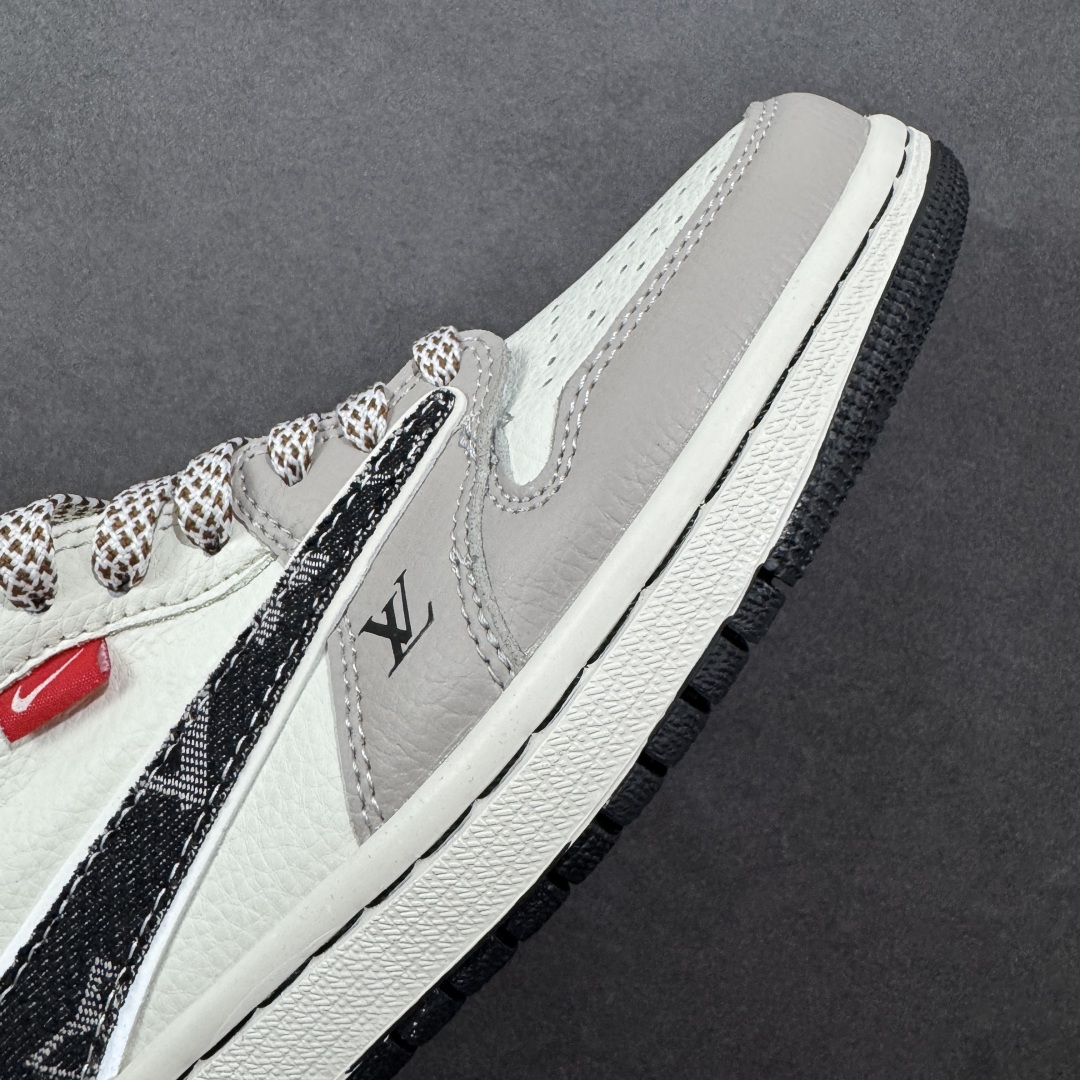 图片[5]-【定制版】Travis Scott x Fragment Design x Air Jordan 1 Low OG SP AJ1 乔1 LV联名 米黑牛仔 低帮文化休闲板鞋 JW1188-143  #多方联名合作融合了Travis Scott 独特的音乐风格，藤原浩个性的设计风格以及Jordan品牌的经典元素 使其成为一双具有独特身份和价值的鞋子 清新而立体的外观加上联名标识更突出了其独特身份 这种配色方案显示出活力和时尚感 在视觉上引人注目 鞋身的质感和细腻的细节处理使其显得高端而格调十足 这款“倒钩”联名是设计与创意完美结合 融合多方的个性风格是一款备受瞩目的潮流鞋款  尺码：36 36.5 37.5 38 38.5 39 40 40.5 41 42 42.5 43 44 44.5 45 编码：HXSB330340-选品中心