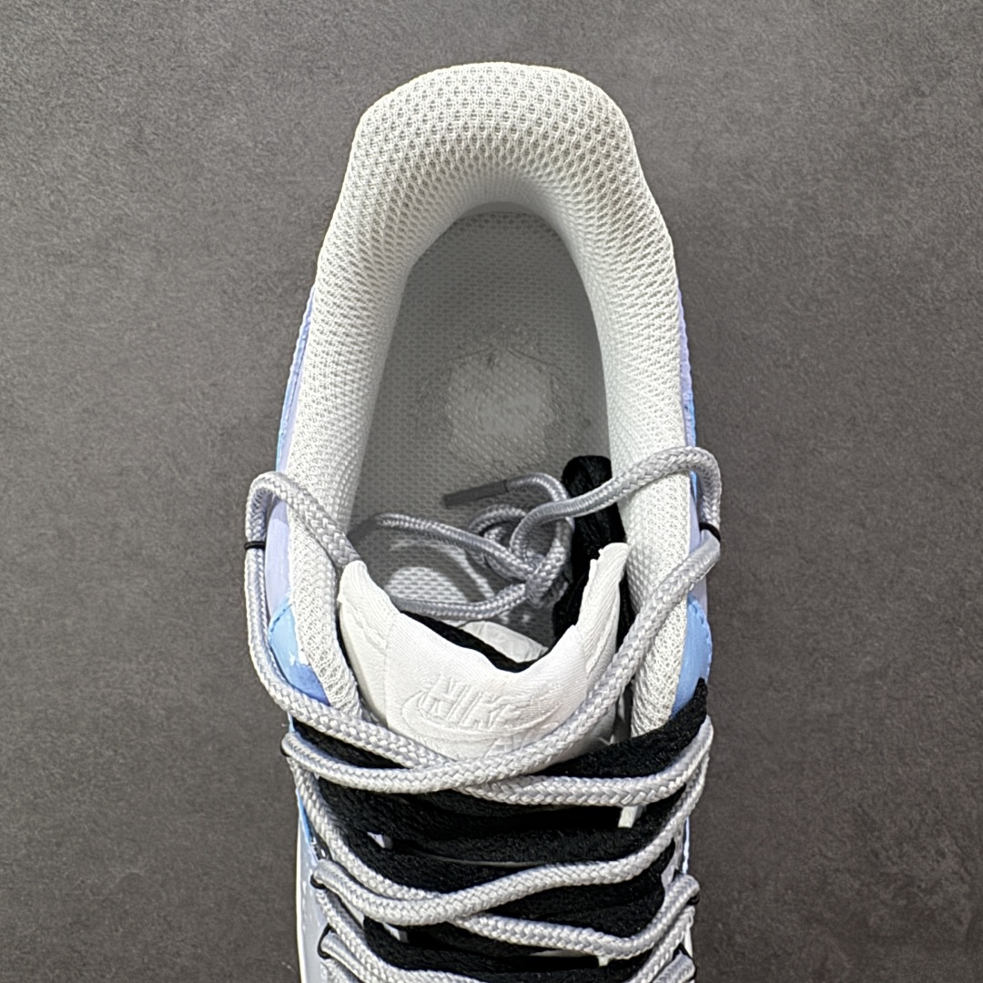 图片[7]-【定制版】手绘涂鸦“云浪逐梦”Nike Air Force 1 “Chasing Dream”空军一号定制板鞋 以“云浪逐梦”为名。浅蓝与白交融，似轻柔云浪翻涌，泼墨细节如浪尖碎光。侧身 “DREAM” 字样，是逐梦符号，每一抹色彩、每一处泼墨，都在诉说向着云端、向着理想奔赴的热忱，让脚步与梦想同频，踏浪而行，逐梦不止 货号：CW2288-101 尺码：36 36.5 37.5 38 38.5 39 40 40.5 41 42 42.5 43 44 44.5 45 编码：HXSA310320-选品中心