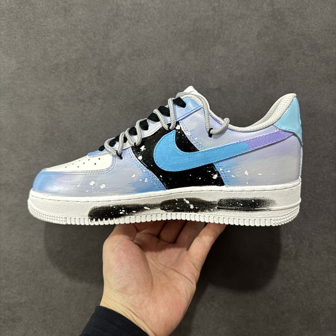 图片[2]-【定制版】手绘涂鸦“云浪逐梦”Nike Air Force 1 “Chasing Dream”空军一号定制板鞋 以“云浪逐梦”为名。浅蓝与白交融，似轻柔云浪翻涌，泼墨细节如浪尖碎光。侧身 “DREAM” 字样，是逐梦符号，每一抹色彩、每一处泼墨，都在诉说向着云端、向着理想奔赴的热忱，让脚步与梦想同频，踏浪而行，逐梦不止 货号：CW2288-101 尺码：36 36.5 37.5 38 38.5 39 40 40.5 41 42 42.5 43 44 44.5 45 编码：HXSA310320-选品中心
