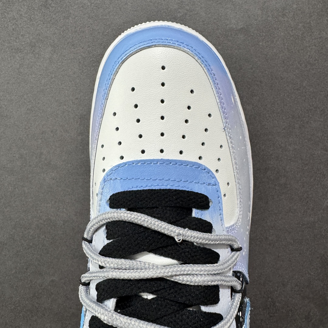 图片[8]-【定制版】手绘涂鸦“云浪逐梦”Nike Air Force 1 “Chasing Dream”空军一号定制板鞋 以“云浪逐梦”为名。浅蓝与白交融，似轻柔云浪翻涌，泼墨细节如浪尖碎光。侧身 “DREAM” 字样，是逐梦符号，每一抹色彩、每一处泼墨，都在诉说向着云端、向着理想奔赴的热忱，让脚步与梦想同频，踏浪而行，逐梦不止 货号：CW2288-101 尺码：36 36.5 37.5 38 38.5 39 40 40.5 41 42 42.5 43 44 44.5 45 编码：HXSA310320-选品中心