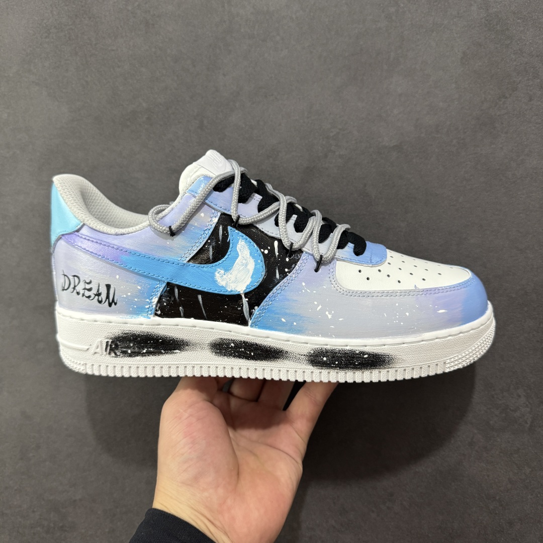 【定制版】手绘涂鸦“云浪逐梦”Nike Air Force 1 “Chasing Dream”空军一号定制板鞋 以“云浪逐梦”为名。浅蓝与白交融,似轻柔云浪翻涌,泼墨细节如浪尖碎光。侧身 “DREAM” 字样,是逐梦符号,每一抹色彩、每一处泼墨,都在诉说向着云端、向着理想奔赴的热忱,让脚步与梦想同频,踏浪而行,逐梦不止 货号:CW2288-101 尺码:36 36.5 37.5 38 38.5 39 40 40.5 41 42 42.5 43 44 44.5 45 编码:HXSA310320-选品中心